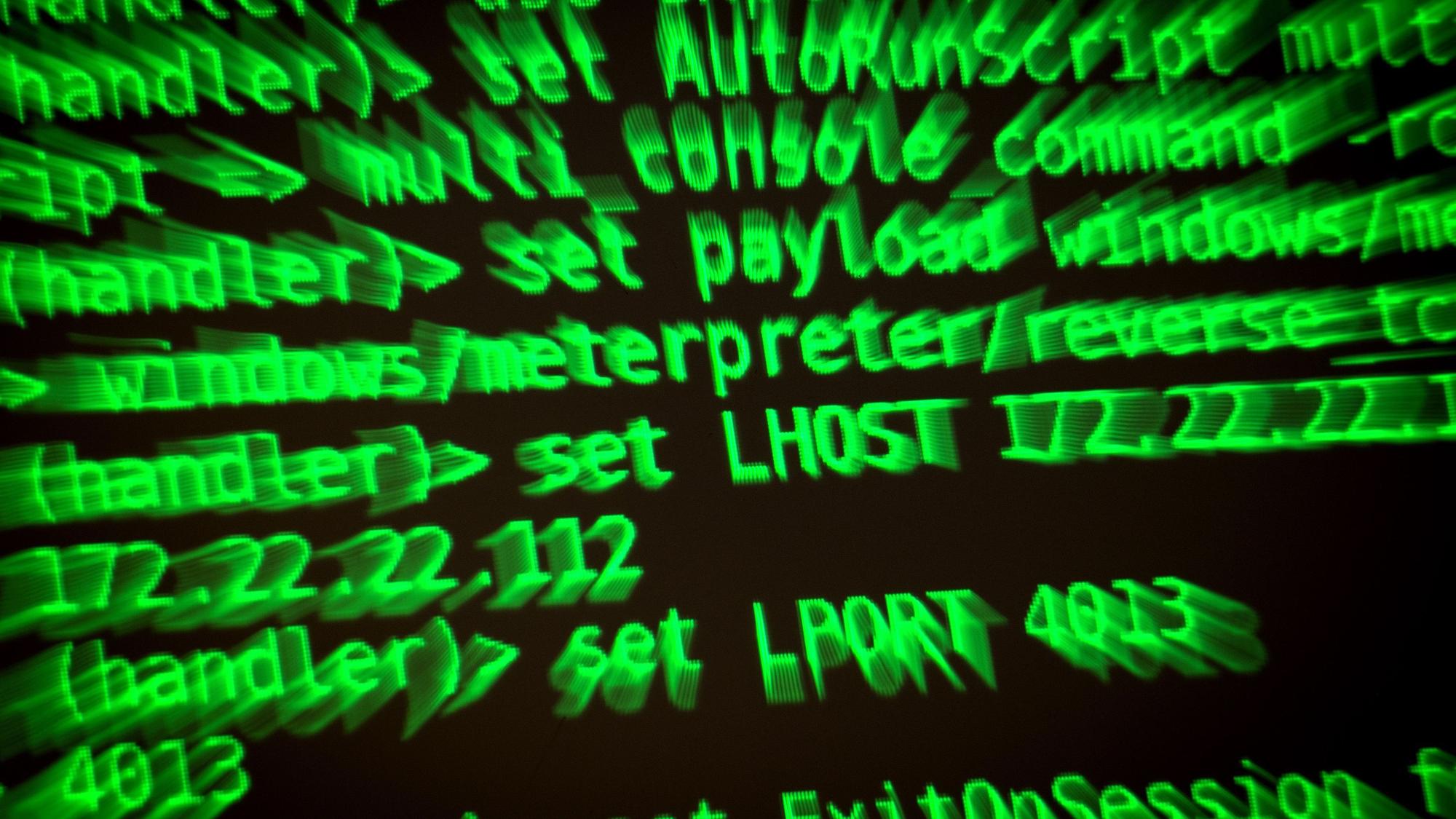 ARCHIV - 12.09.2019, Niedersachsen, Hannover: Buchstaben und Zahlen leuchten auf einem Bildschirm, auf dem ein Hacker-Programm geöffnet ist. (zu dpa: «Zehntausende Uniklinik-Patienten von Hackerangriff betroffen») Foto: Sina Schuldt/dpa +++ dpa-Bildfunk +++
