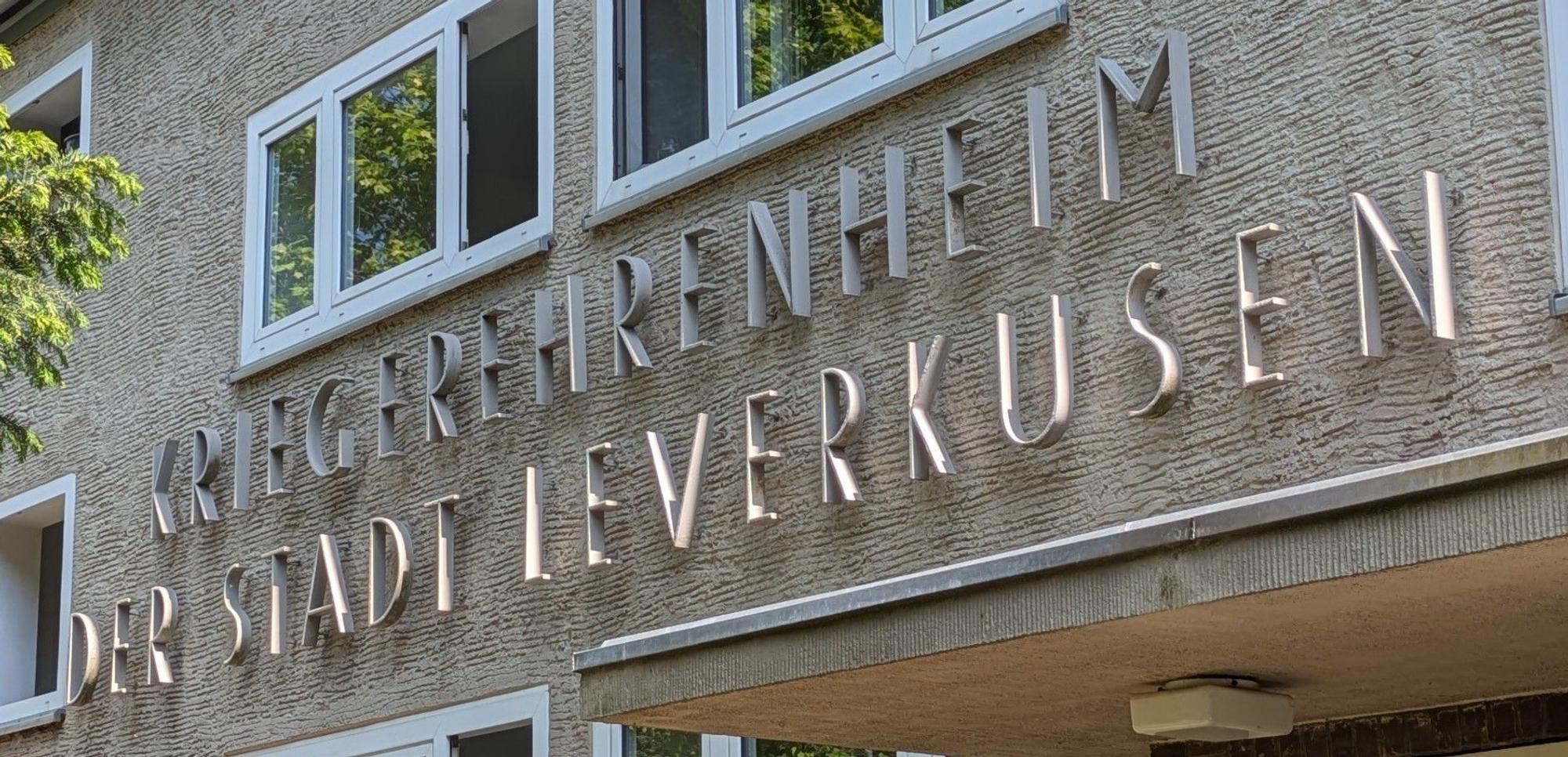 Der Schriftzug auf dem historischen Gebäude erinnert an seine erste Verwendung.