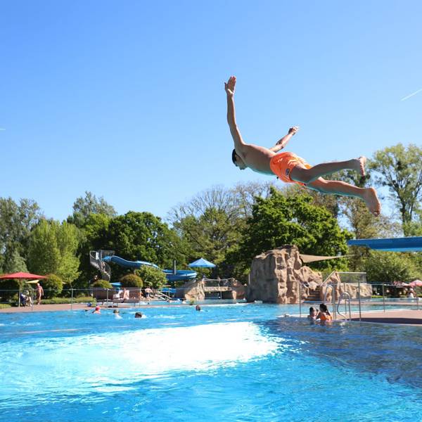 Das Freibad auf der Insel Grafenwerth ist traditionell ab dem 1. Mai geöffnet.