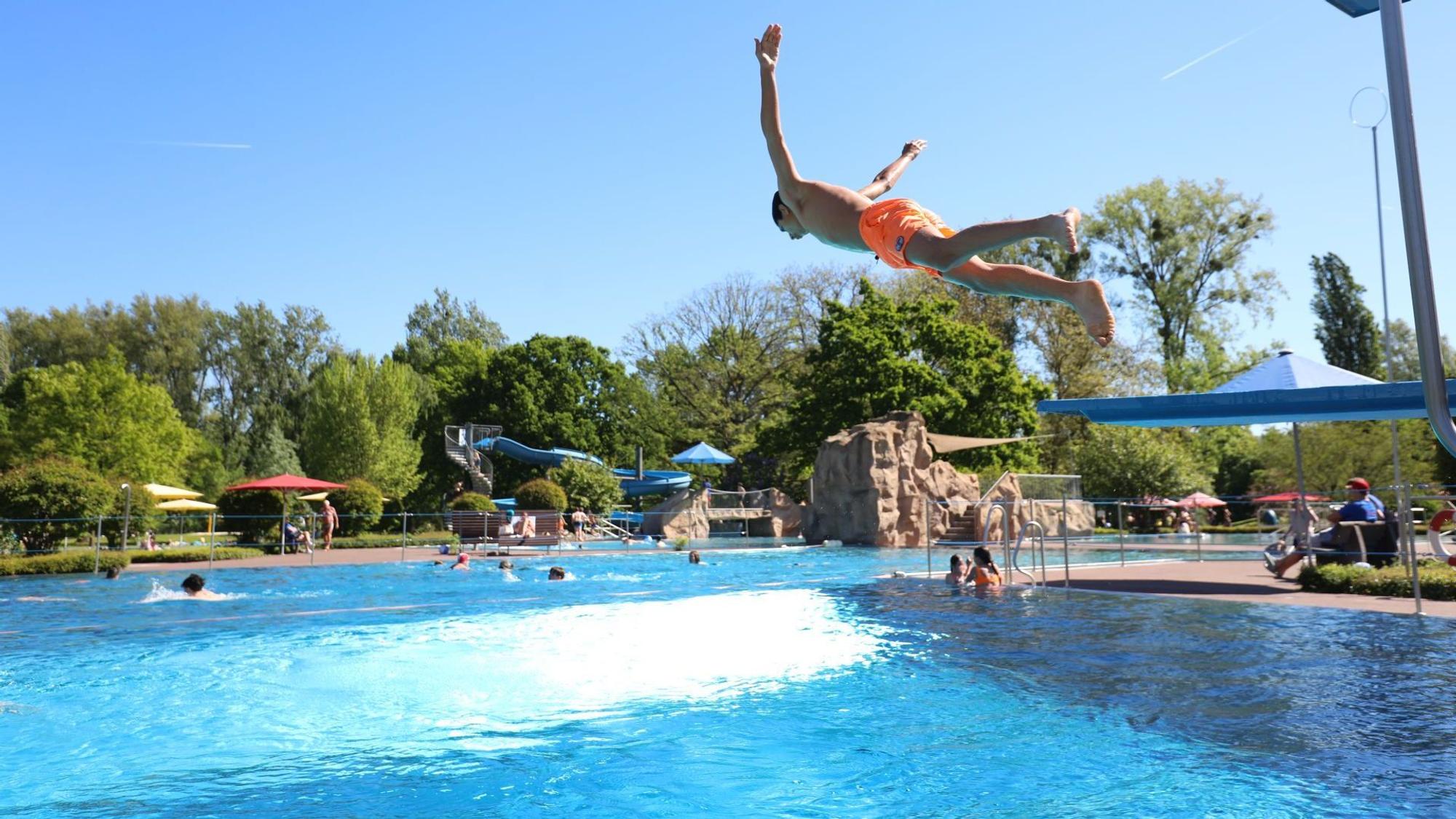 Das Freibad auf der Insel Grafenwerth ist traditionell ab dem 1. Mai geöffnet.
