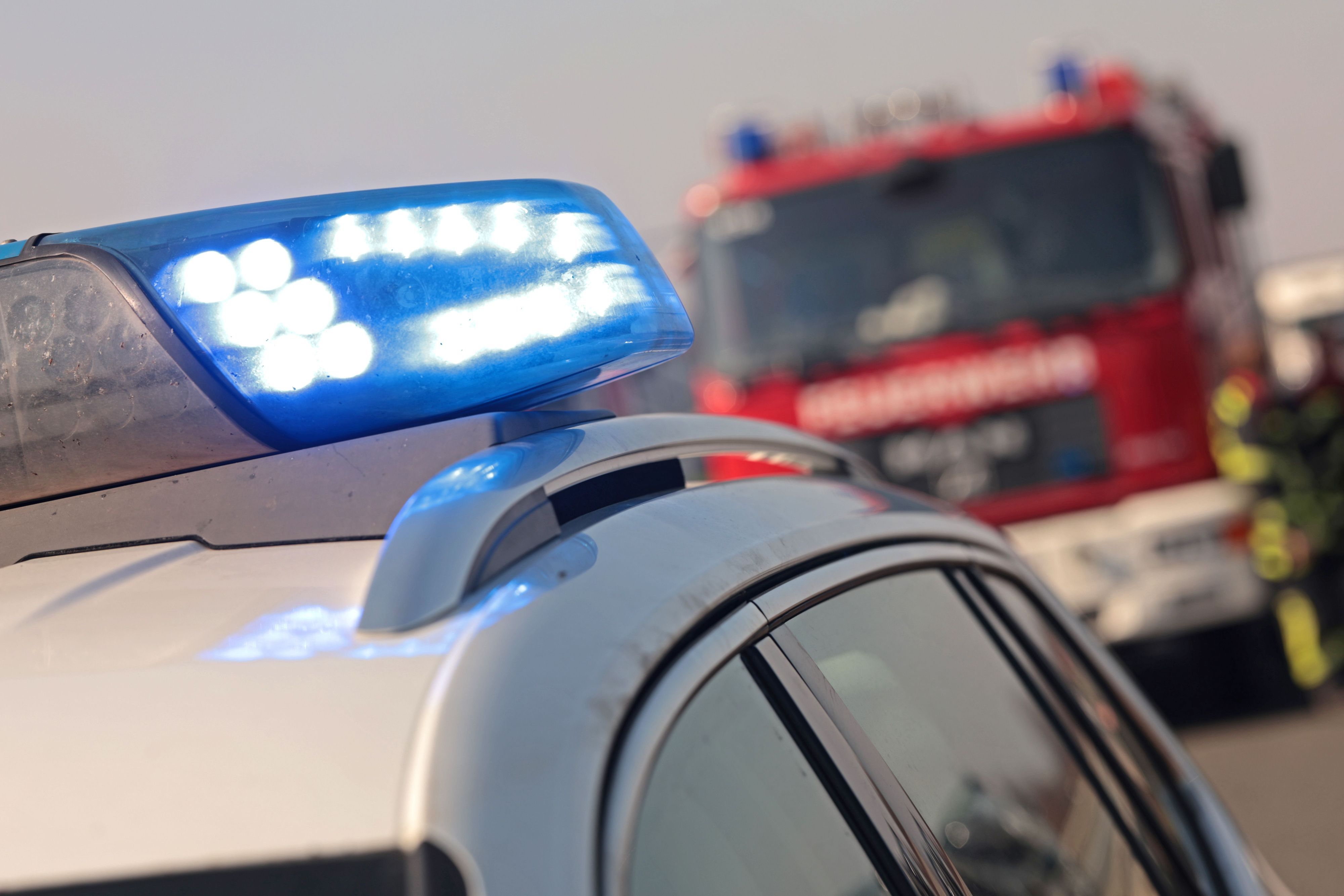 Das Bild zeigt Einsatzkräfte von Feuerwehr und Polizei auf der Autobahn.
