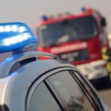 Das Bild zeigt Einsatzkräfte von Feuerwehr und Polizei auf der Autobahn.