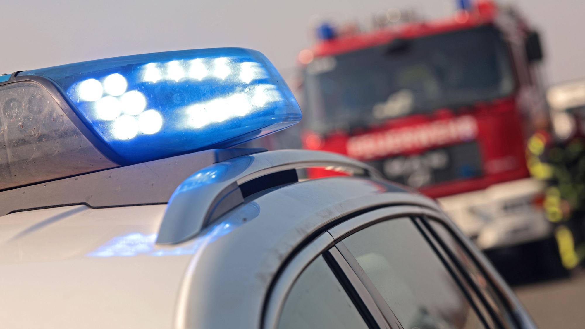 Das Bild zeigt Einsatzkräfte von Feuerwehr und Polizei auf der Autobahn.