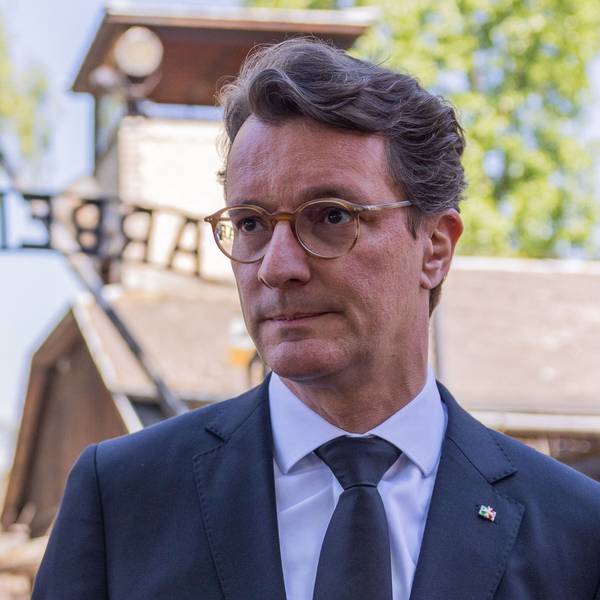 Hendrik Wüst (r., CDU), Ministerpräsident von Nordrhein-Westfalen, geht bei seinem Besuch durch das ehemalige Konzentrations- und Vernichtungslager Auschwitz I (Stammlager).