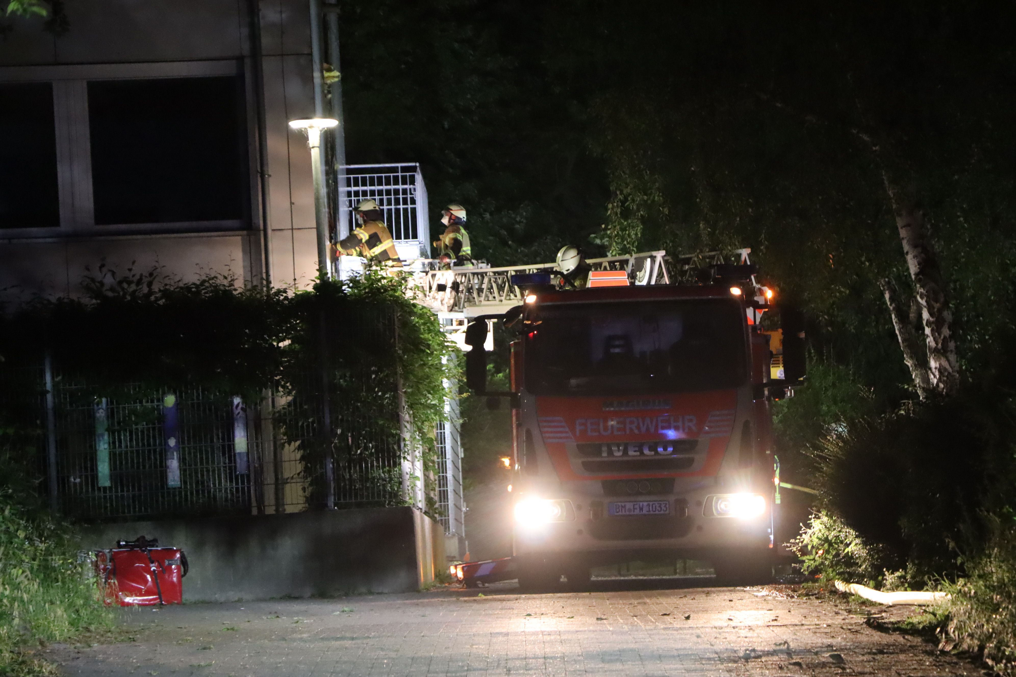 Blick von der Seite auf den Einsatz der Feuerwehr an der Schule.