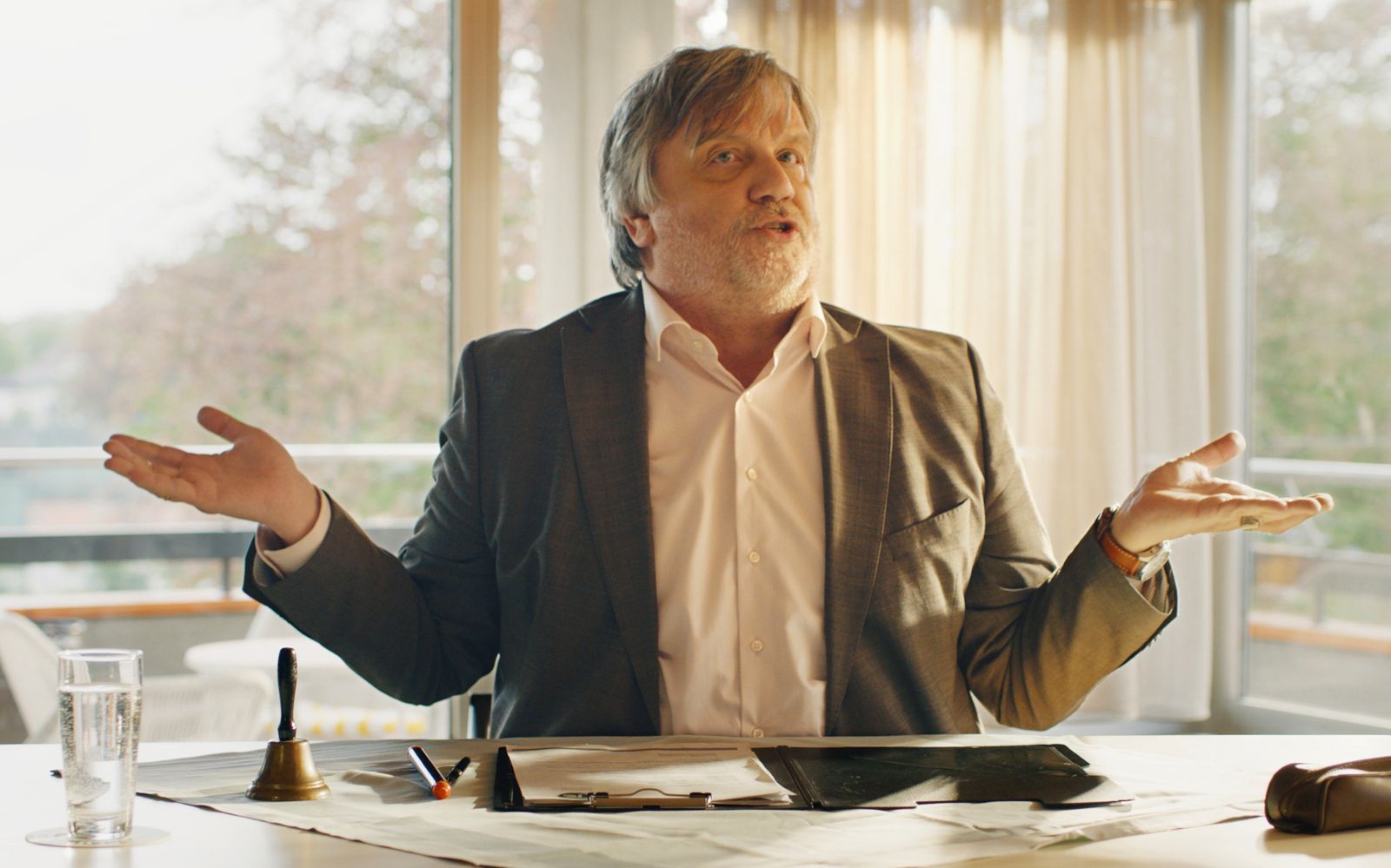 Tennisclub-Vorstand Heribert (Hape Kerkeling) ist im Streit um einen neuen Grill bald schon mit den Nerven am Ende. (Bild: Studiocanal GmbH)