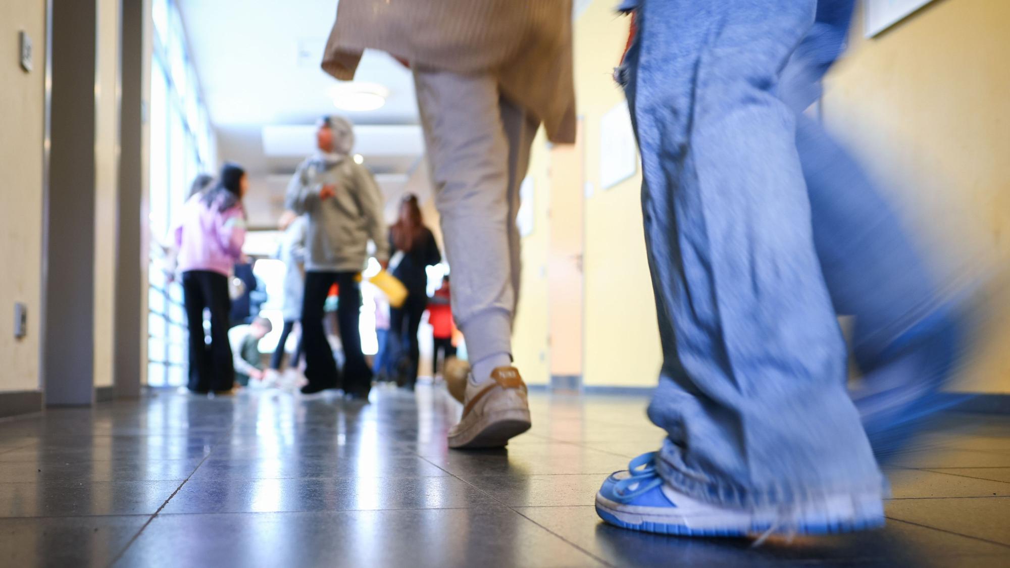 Schüler einer Stadtteilschule gehen durch einen Gang zu ihrem Klassenzimmer. Auch in NRW werden immer mehr sexuelle Übergriffe von Lehrpersonen bekannt.