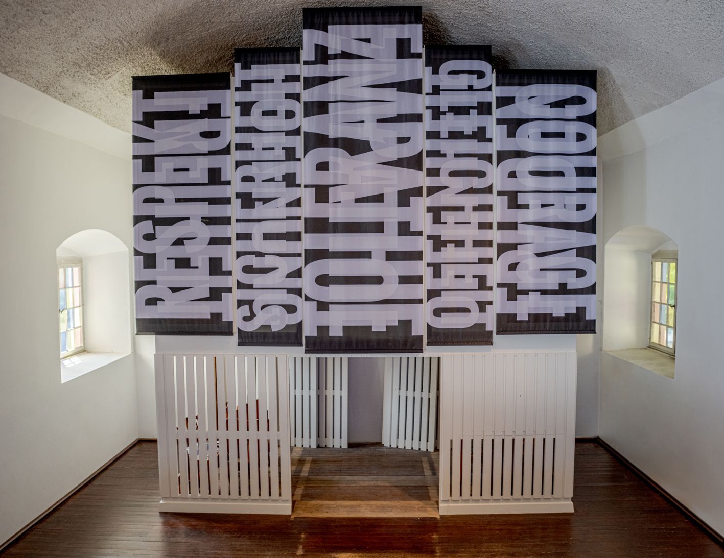 Eine leere Orgel, abgedeckt mit einem Kunstwerk