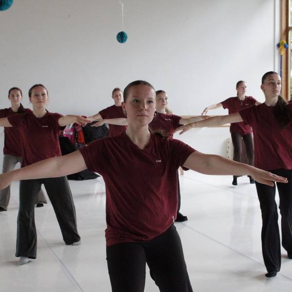 Die 14- bis 18-jährigen Tänzerinnen der Backyard Dance Company und der JMDC Lohmar wollen an der WM in Dublin teilnehmen.