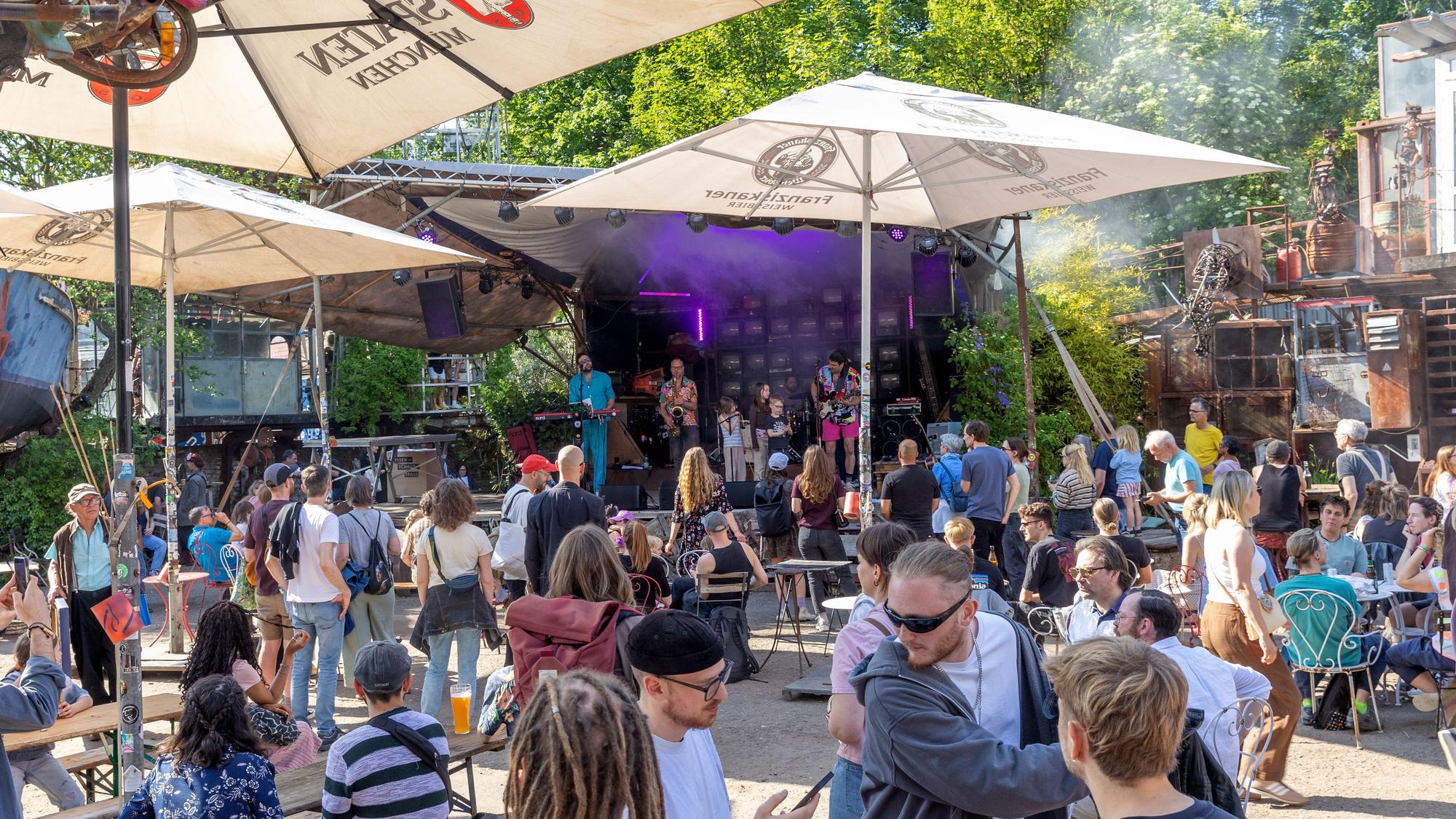 Die Eventlocation Odonien mit Besuchenden.