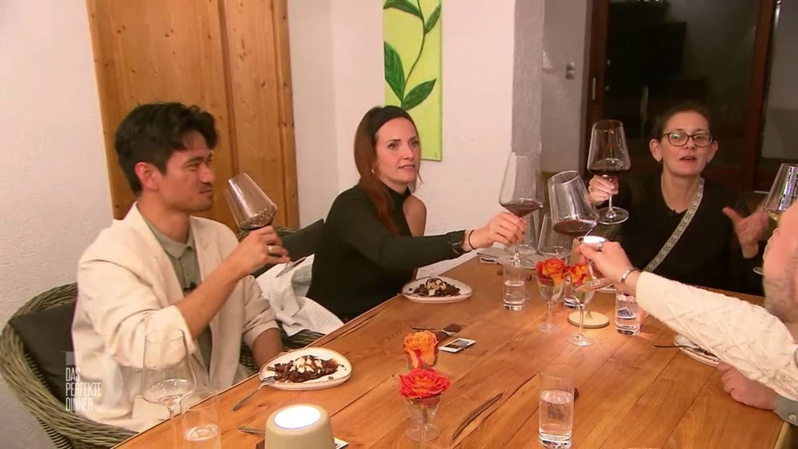 Mit dem Dessert fällt die Anspannung, doch Angela hadert mit ihrem Zeitmanagement.
 (Bild: RTL)