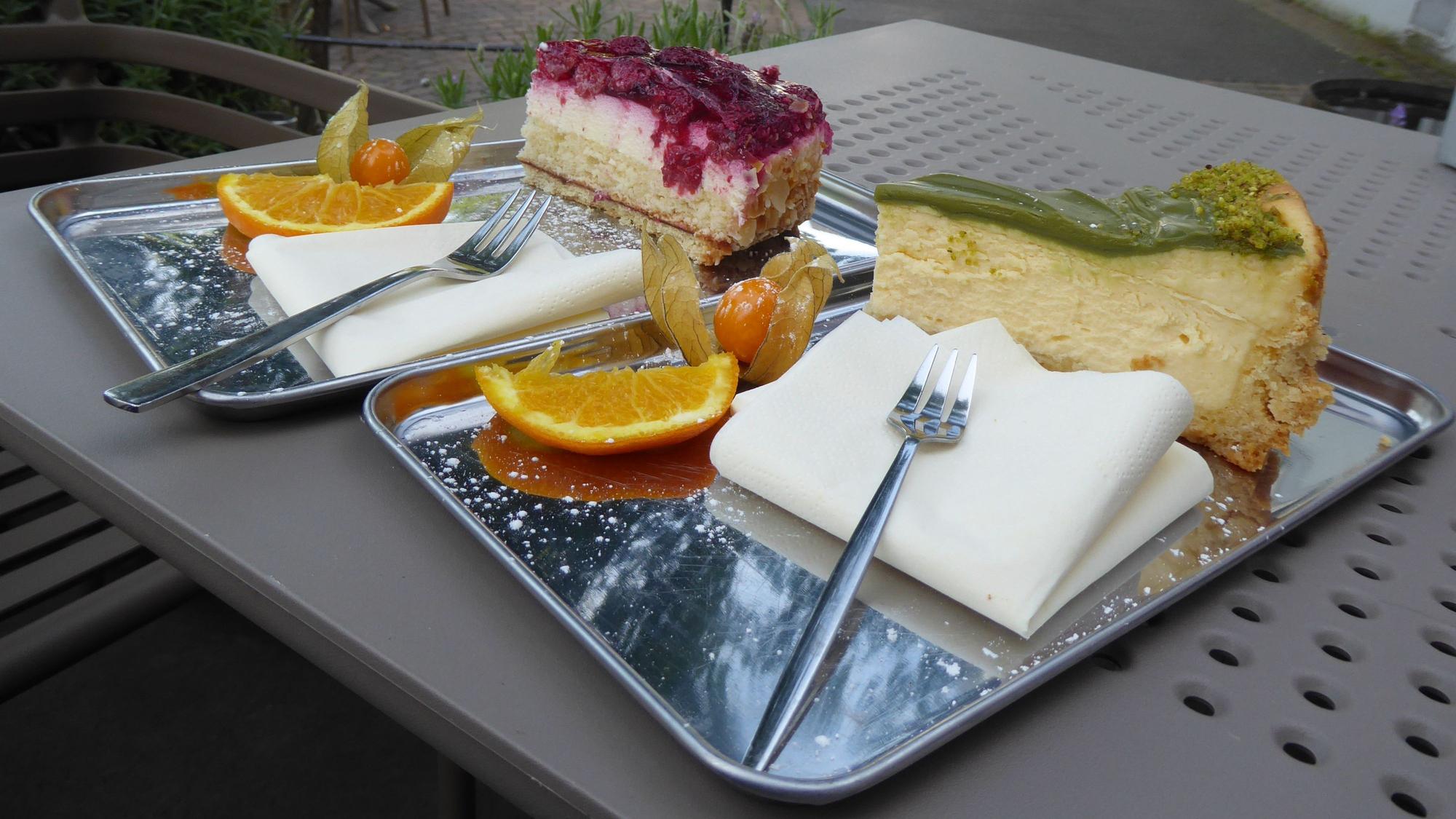 Es gibt eine große Auswahl an Kuchen, zum Beispiel: Matcha Cheesecake (rechts) und Himbeer Cheesecake.