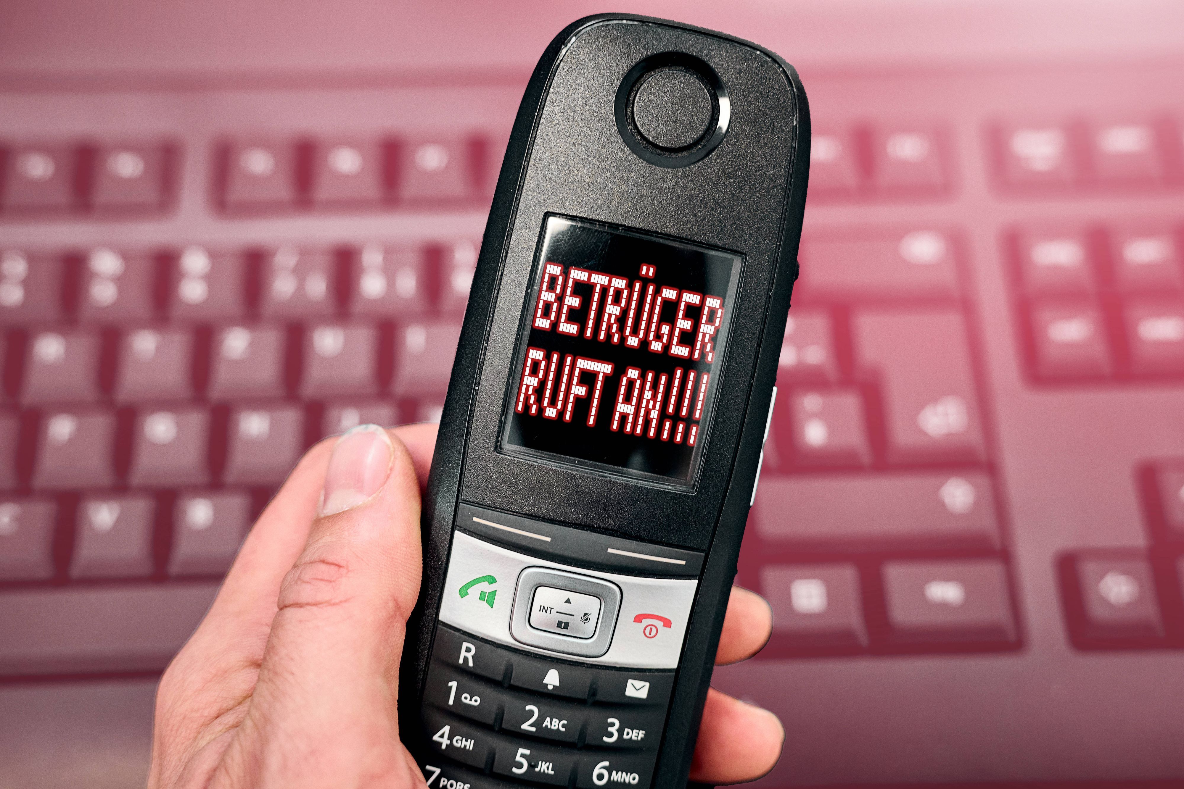 Ein vermeintlicher Bankberater setzte eine Kölnerin am Telefon unter Druck. Diese installierte daraufhin eine Software, um den Betrüger auf ihr Laptop zu lassen.