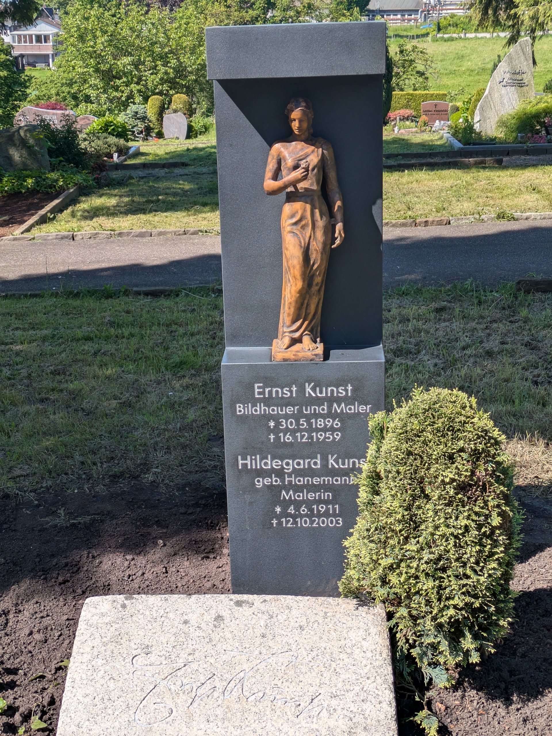 Das neue Grabmal für Ernst und Hildegard Kunst
