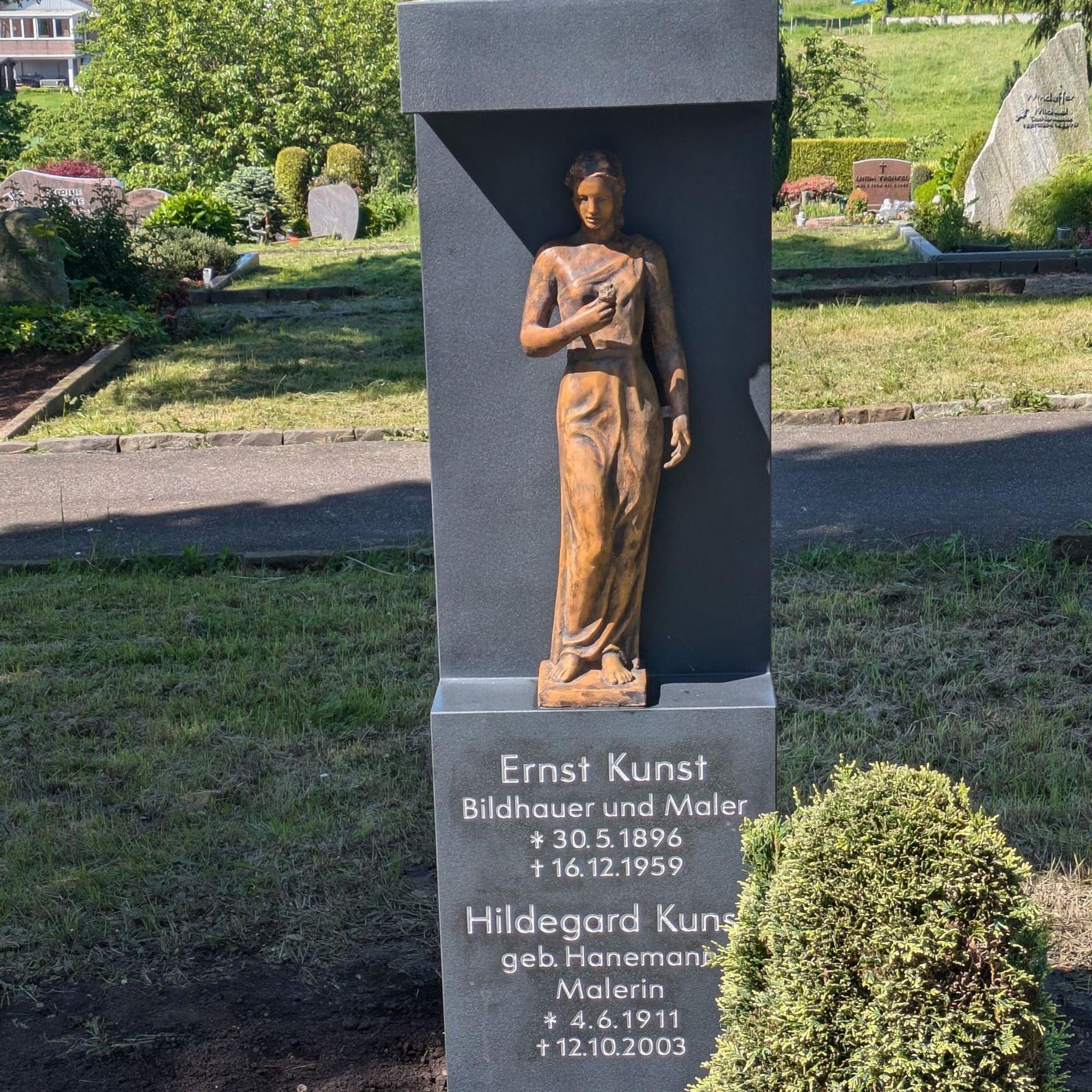 Das neue Grabmal für Ernst und Hildegard Kunst
