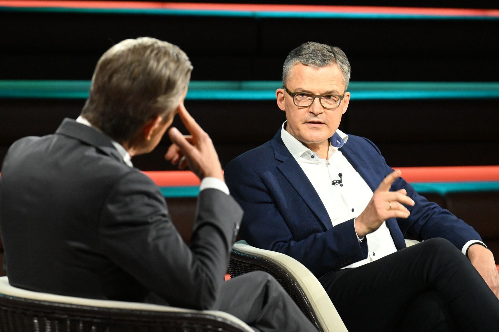 CDU-Politiker Roderich Kiesewetter stellte im Gespräch mit dem ZDF-Moderator klar, dass die deutsche Bundesregierung felsenfest an der Seite der Ukraine stehe. (Bild: ZDF / Cornelia Lehmann)