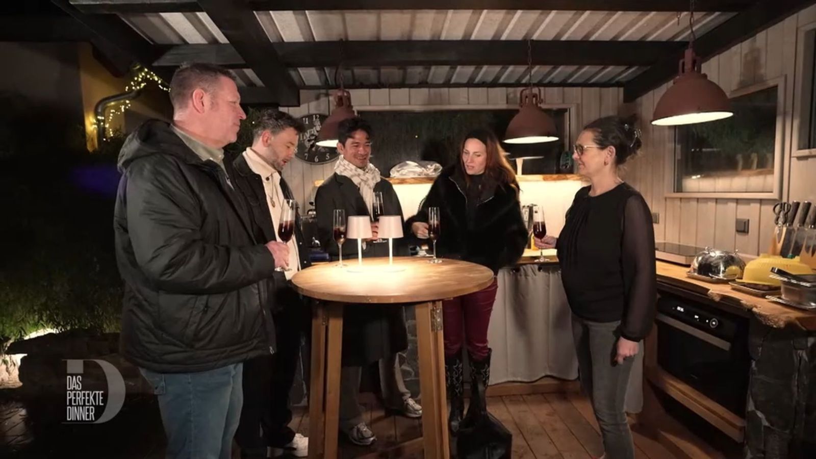 Die vollausgestattete Outdoor-Küche von Angela (rechts) hinterlässt bei (von links) Schorsch, Mathias, Ragil und Lui Eindruck.
 (Bild: RTL)
