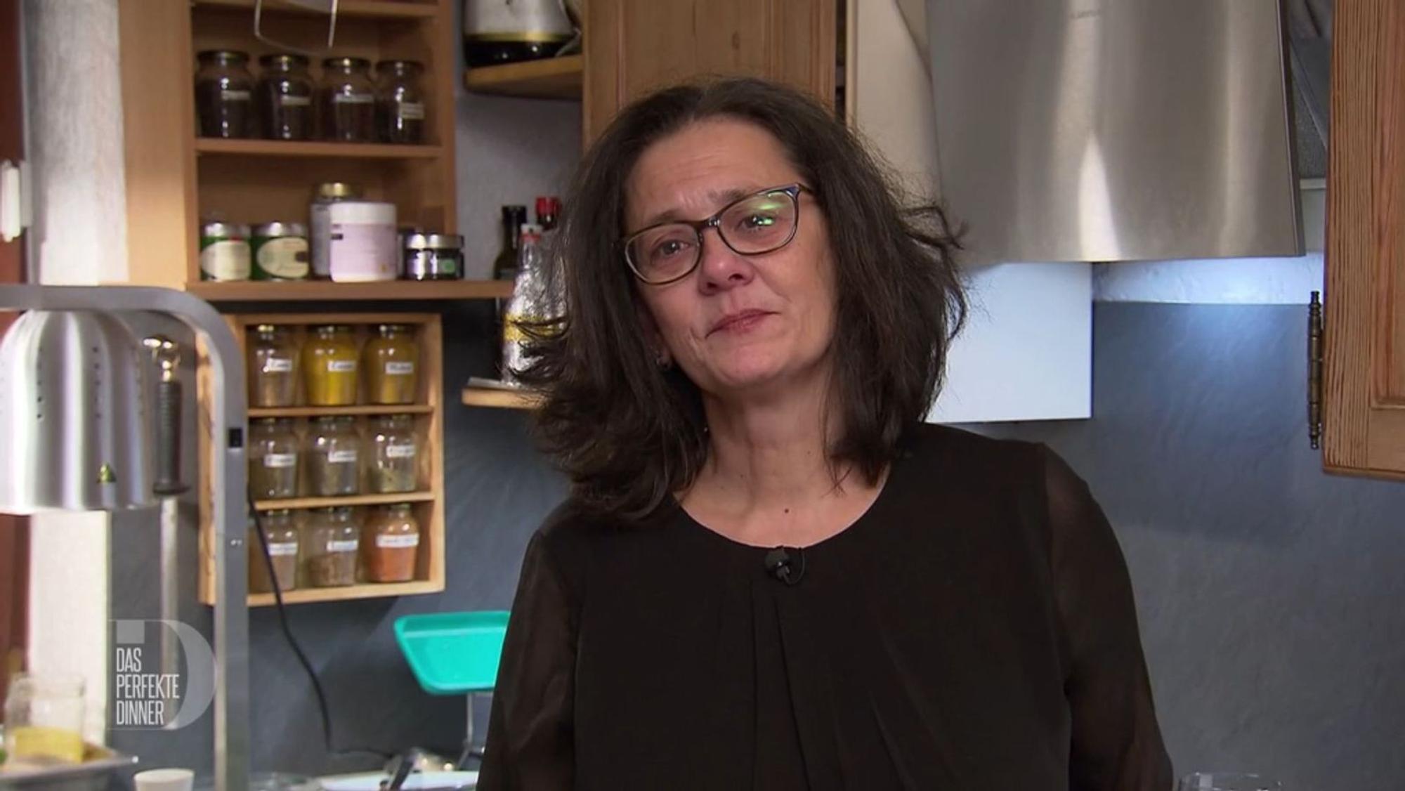Angela hat sich für den Abend sehr viel vorgenommen. Vielleicht zu viel.
(Bild: RTL)