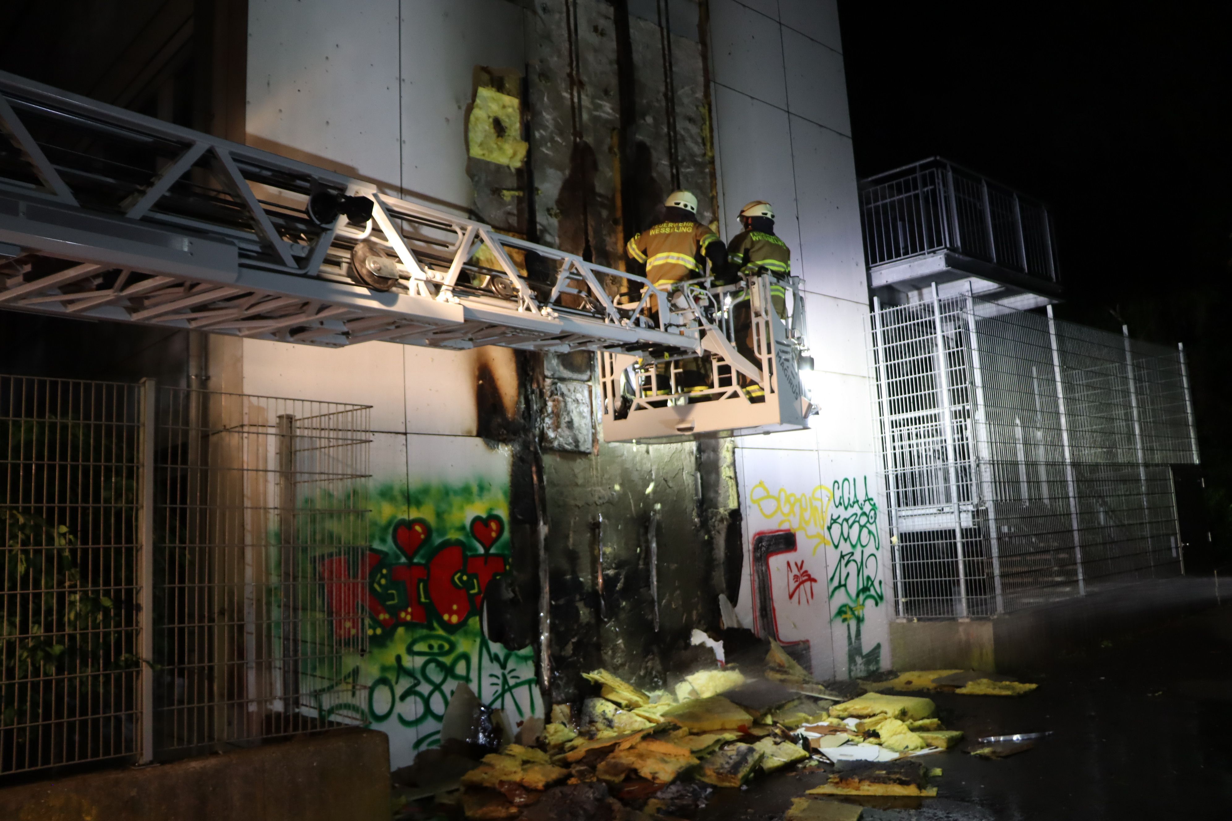 Über die Drehleiter konnten die Feuerwehrleute das Feuer löschen und die Dämmung von der Fassade entfernen.