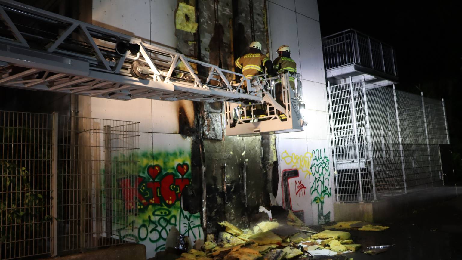 Über die Drehleiter konnten die Feuerwehrleute das Feuer löschen und die Dämmung von der Fassade entfernen.