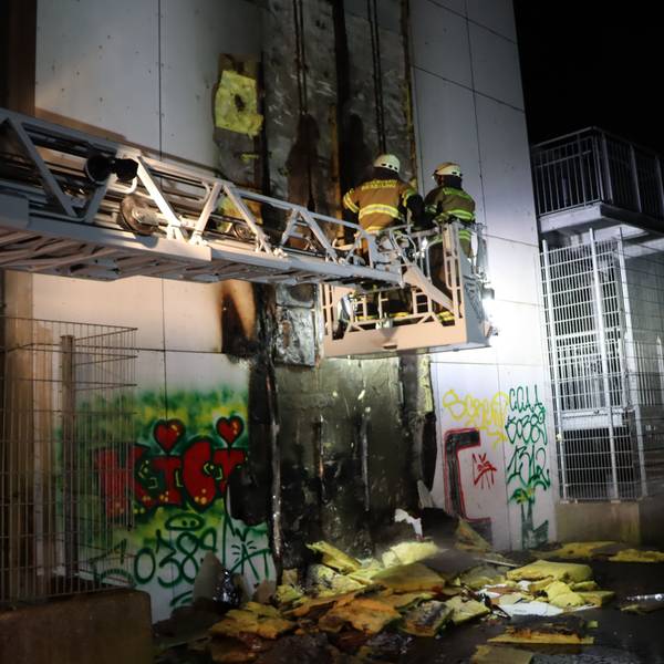 Über die Drehleiter konnten die Feuerwehrleute das Feuer löschen und die Dämmung von der Fassade entfernen.