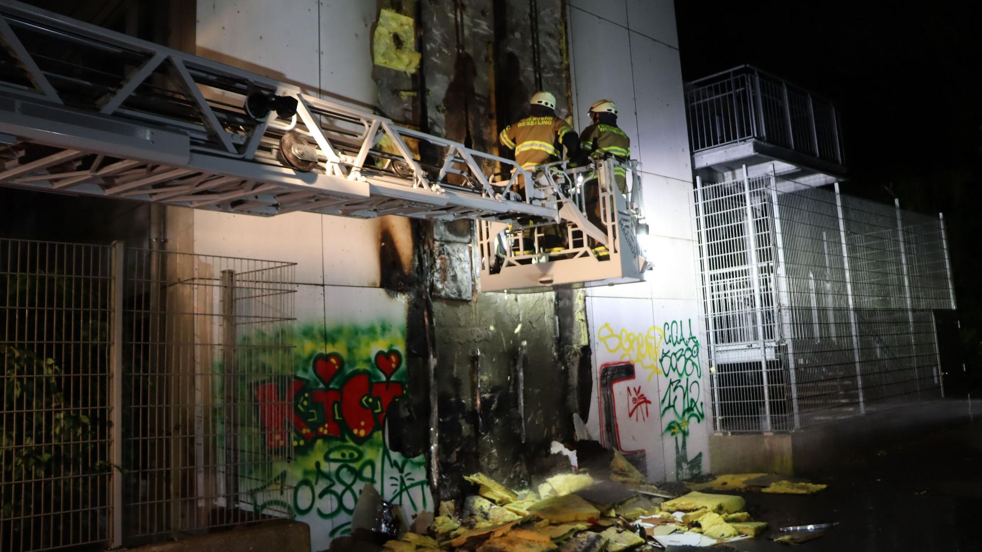 Über die Drehleiter konnten die Feuerwehrleute das Feuer löschen und die Dämmung von der Fassade entfernen.