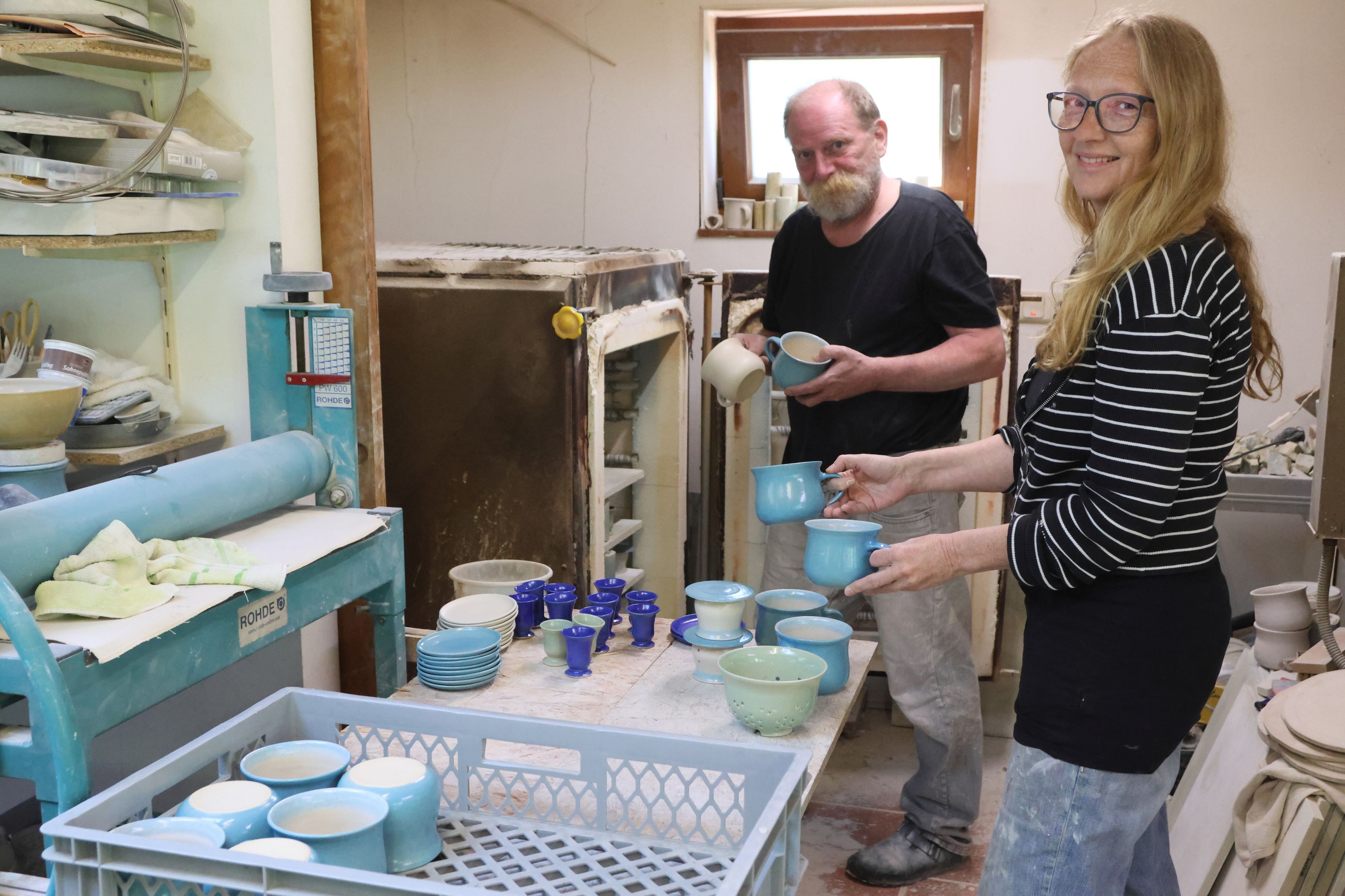Am Pfingstsonntag und Pfingstmontag präsentieren Tessa Lekebusch und Töpfermeister Rainer Brodesser aus der Nümbrechter Ortschaft Distelkamp ihre fragile Ware im Hof der Burg von Reichshof-Denklingen.