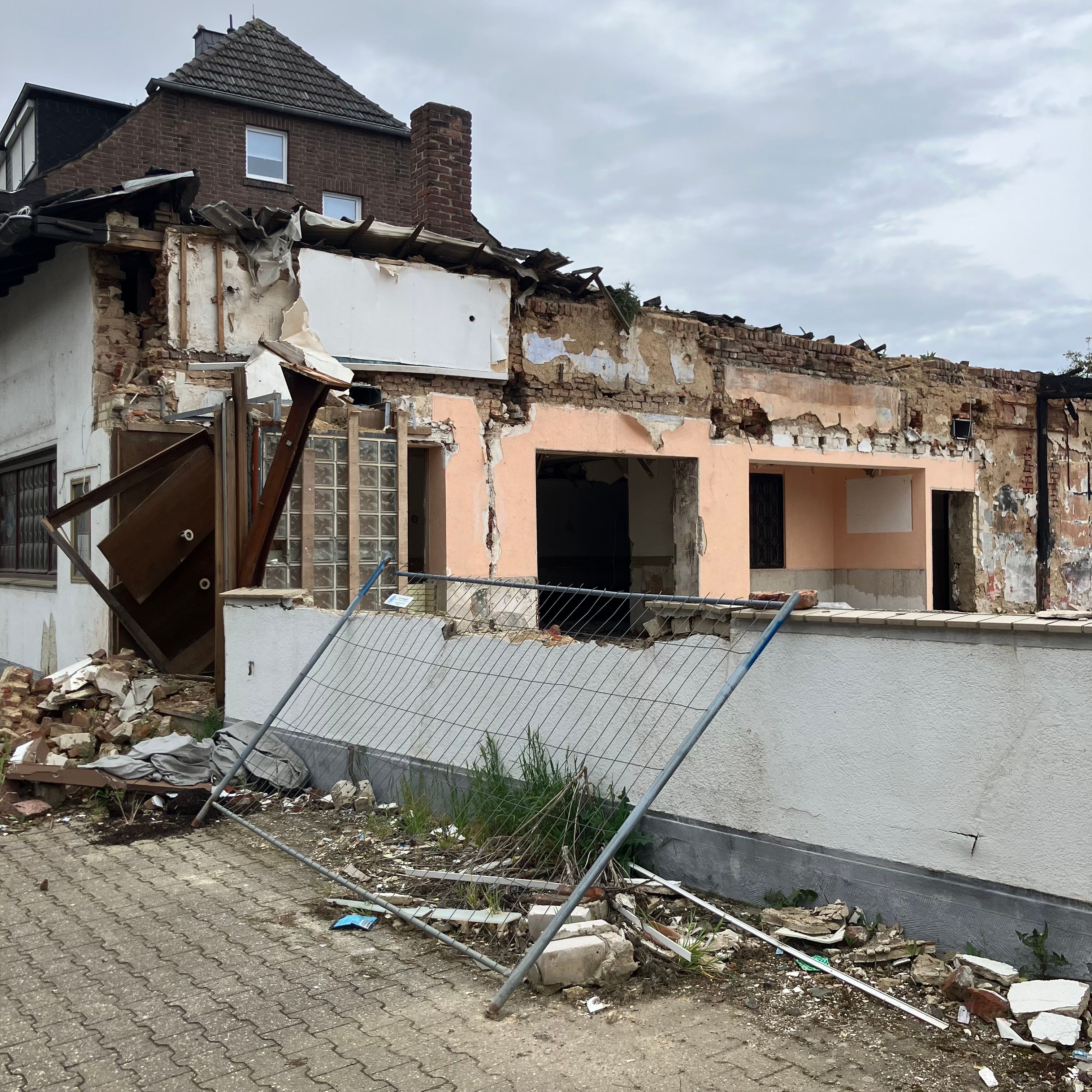 Das Foto zeigt eine Bauruine.