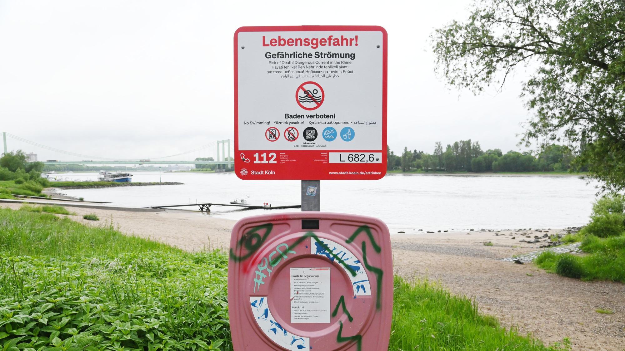 20.05.2026 Köln. Am Rheinufer stehen neue Schilder, die auf das Badeverbot im Rhein hinweisen. Die Stadt hatte das Schwimmen im Fluss im letzten Jahr verboten. Während auf den Tafeln bislang nur ein Warnezeichen abgebildet war, zeigt es nun Verbotszeichen. Rodenkirchen. Foto: Alexander Schwaiger