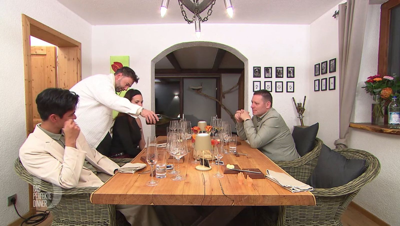 Die Gäste trinken sich die Wartezeit auf die Vorspeise schön.
 (Bild: RTL)
