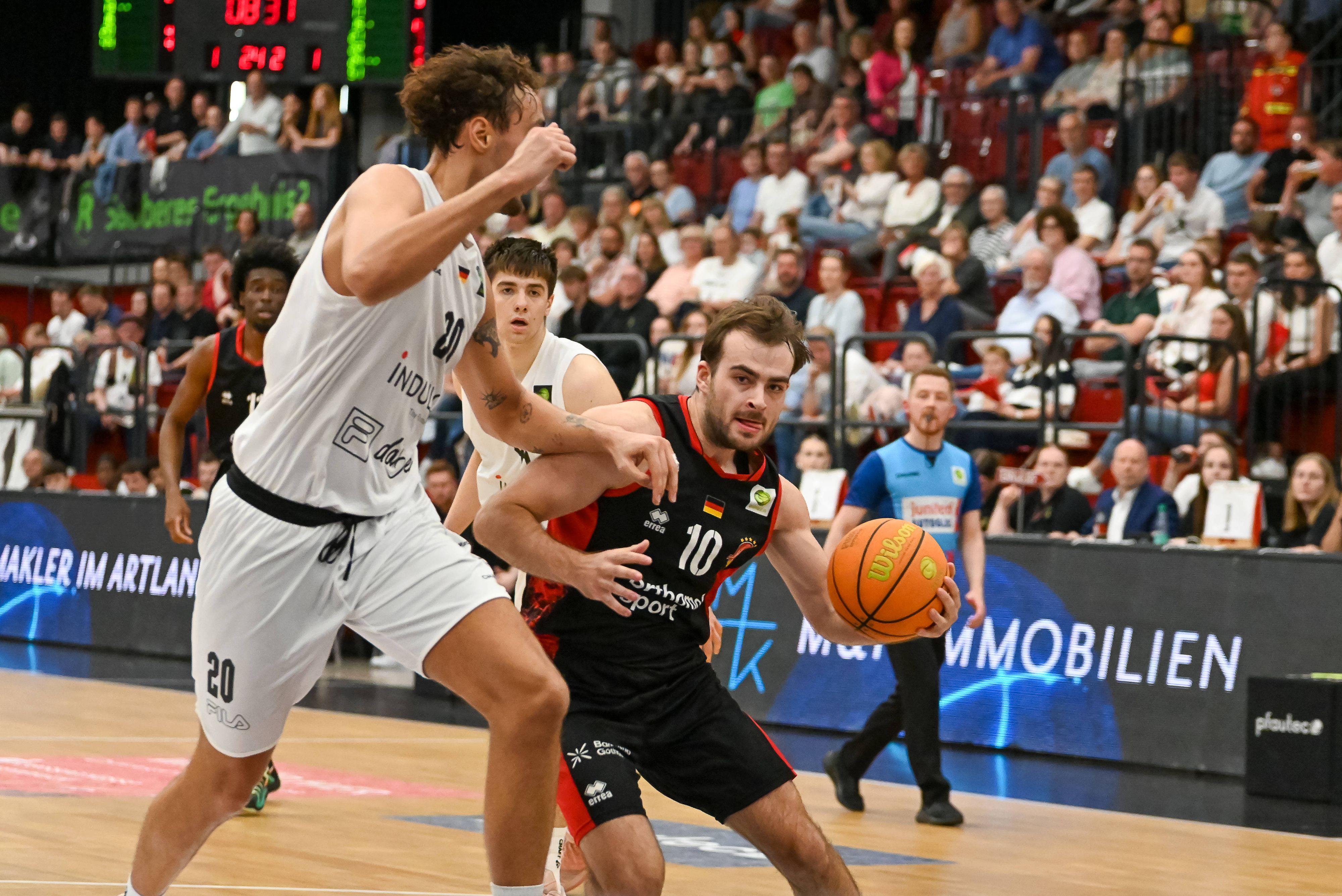 Sebastian Brach Bayer Giants Leverkusen, 10 gegen Linus Ruf Artland Dragons, 20 Artland Dragons vs. Bayer Giants Leverkusen, 2. Basketball-Bundesliga, Pro A, 34. Spieltag, Saison 2025/2026, 02.05.2026, Artland Dragons vs. Bayer Giants Leverkusen, 2. Basketball-Bundesliga, Pro A, 34. Spieltag, Saison 2025/2026, 02.05.2026 Quakenbrueck *** Sebastian Brach Bayer Giants Leverkusen, 10 vs Linus Ruf Artland Dragons, 20 Artland Dragons vs Bayer Giants Leverkusen, 2 Basketball Bundesliga, Pro A, 34 Matchday, Season 2025 2026, 02 05 2026, Artland Dragons vs Bayer Giants Leverkusen, 2 Basketball Bundesliga, Pro A, 34 Matchday, Season 2025 2026, 02 05 2026 Quakenbrueck Copyright: xEibner-Pressefoto/RobertxGertzenx EP_RGN