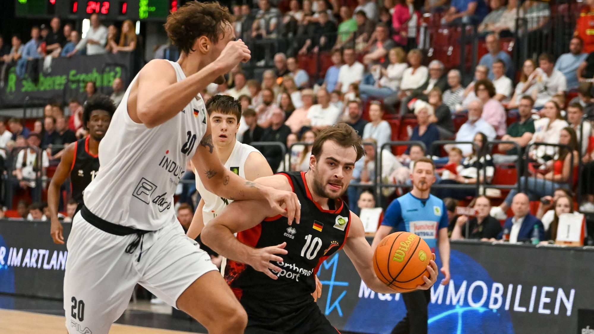 Sebastian Brach Bayer Giants Leverkusen, 10 gegen Linus Ruf Artland Dragons, 20 Artland Dragons vs. Bayer Giants Leverkusen, 2. Basketball-Bundesliga, Pro A, 34. Spieltag, Saison 2025/2026, 02.05.2026, Artland Dragons vs. Bayer Giants Leverkusen, 2. Basketball-Bundesliga, Pro A, 34. Spieltag, Saison 2025/2026, 02.05.2026 Quakenbrueck *** Sebastian Brach Bayer Giants Leverkusen, 10 vs Linus Ruf Artland Dragons, 20 Artland Dragons vs Bayer Giants Leverkusen, 2 Basketball Bundesliga, Pro A, 34 Matchday, Season 2025 2026, 02 05 2026, Artland Dragons vs Bayer Giants Leverkusen, 2 Basketball Bundesliga, Pro A, 34 Matchday, Season 2025 2026, 02 05 2026 Quakenbrueck Copyright: xEibner-Pressefoto/RobertxGertzenx EP_RGN