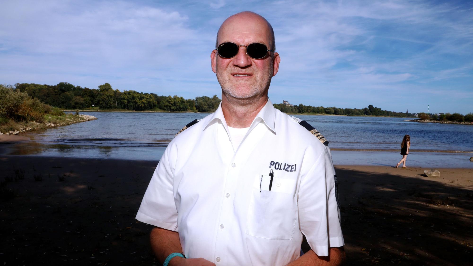 Edgar Muth von der Wasserschutzpolizei am Rheinufer in Rodenkirchen (Bild von September 2025).
