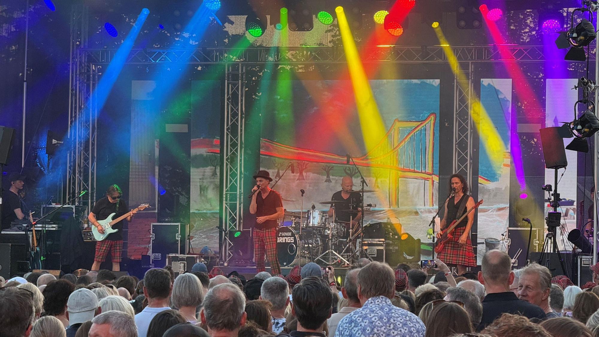 Modernste Bühnentechnik hatte die Kölsch-Rockband mitgebracht.