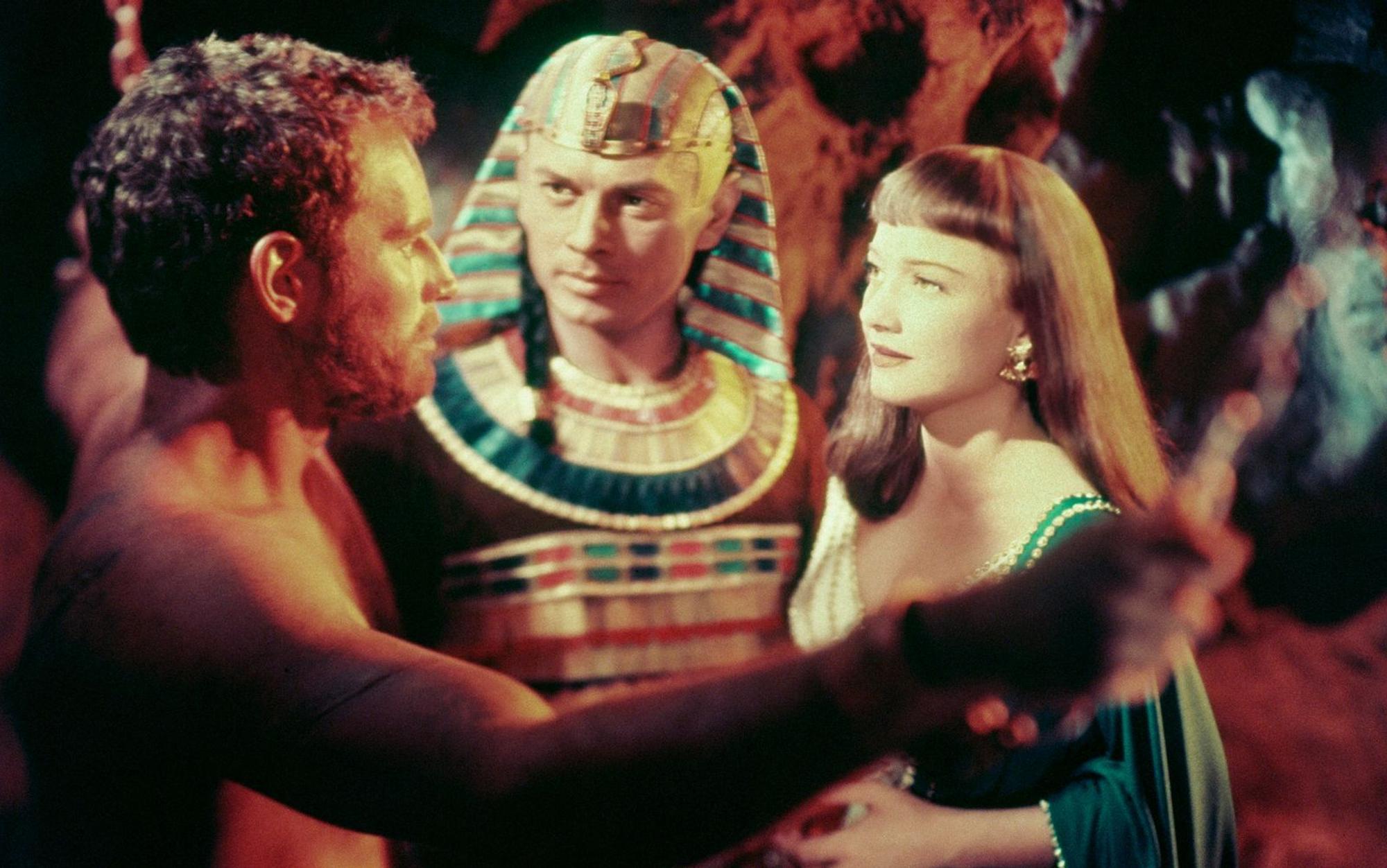 Neben Charlton Heston (links) sind in „Die zehn Gebote“ mit Yul Brynner als Ramses und Anne Baxter als Nefretiri zwei der größten Stars der 50er-Jahre zu sehen. (Bild: ARD Degeto / Paramount Pictures)