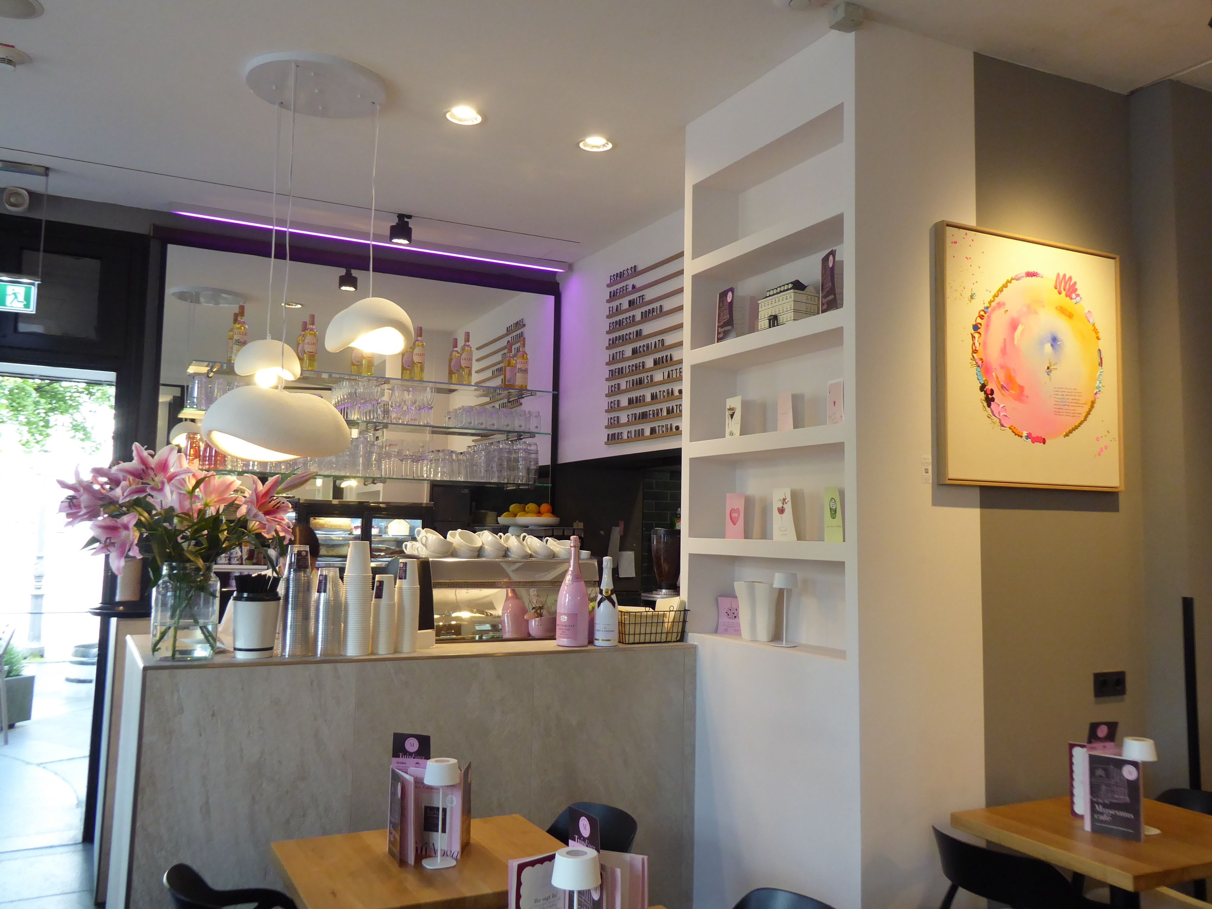 Im Café ist viel in weiß und rosa gestaltet.