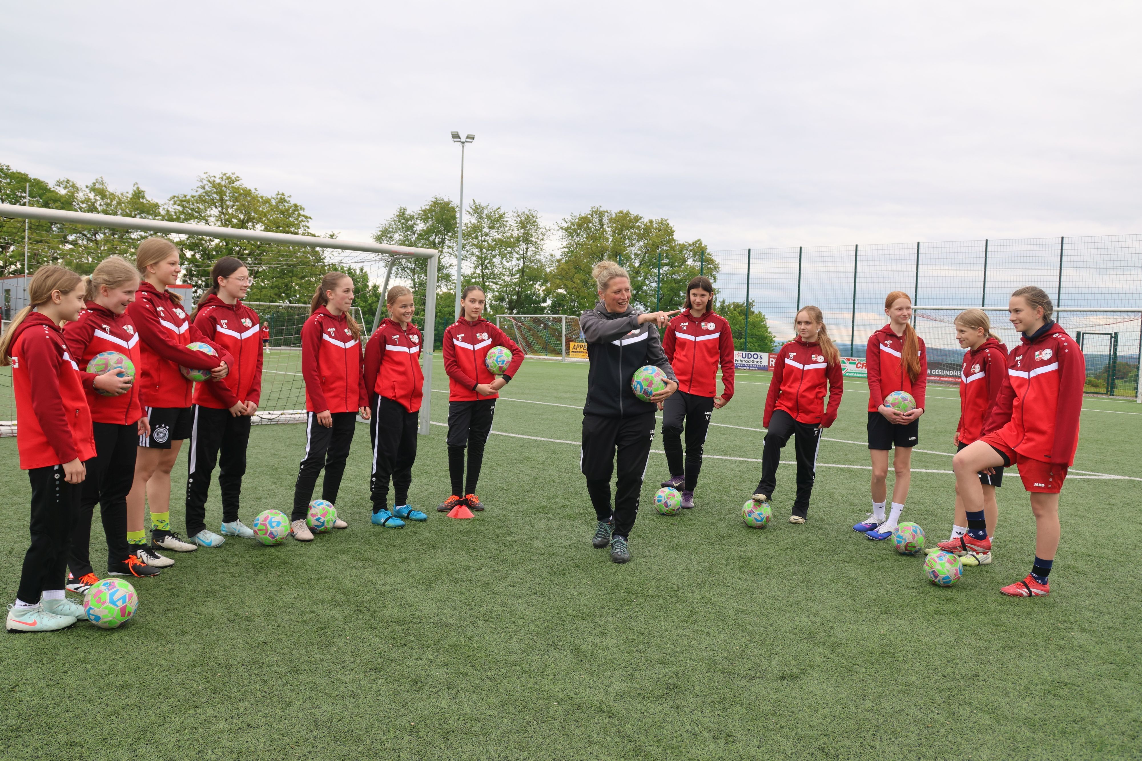 Michaela Schmallenbach mit den D-Juniorinnen bei einer der letzten Trainingseinheiten vor dem Kreispokalfinale.