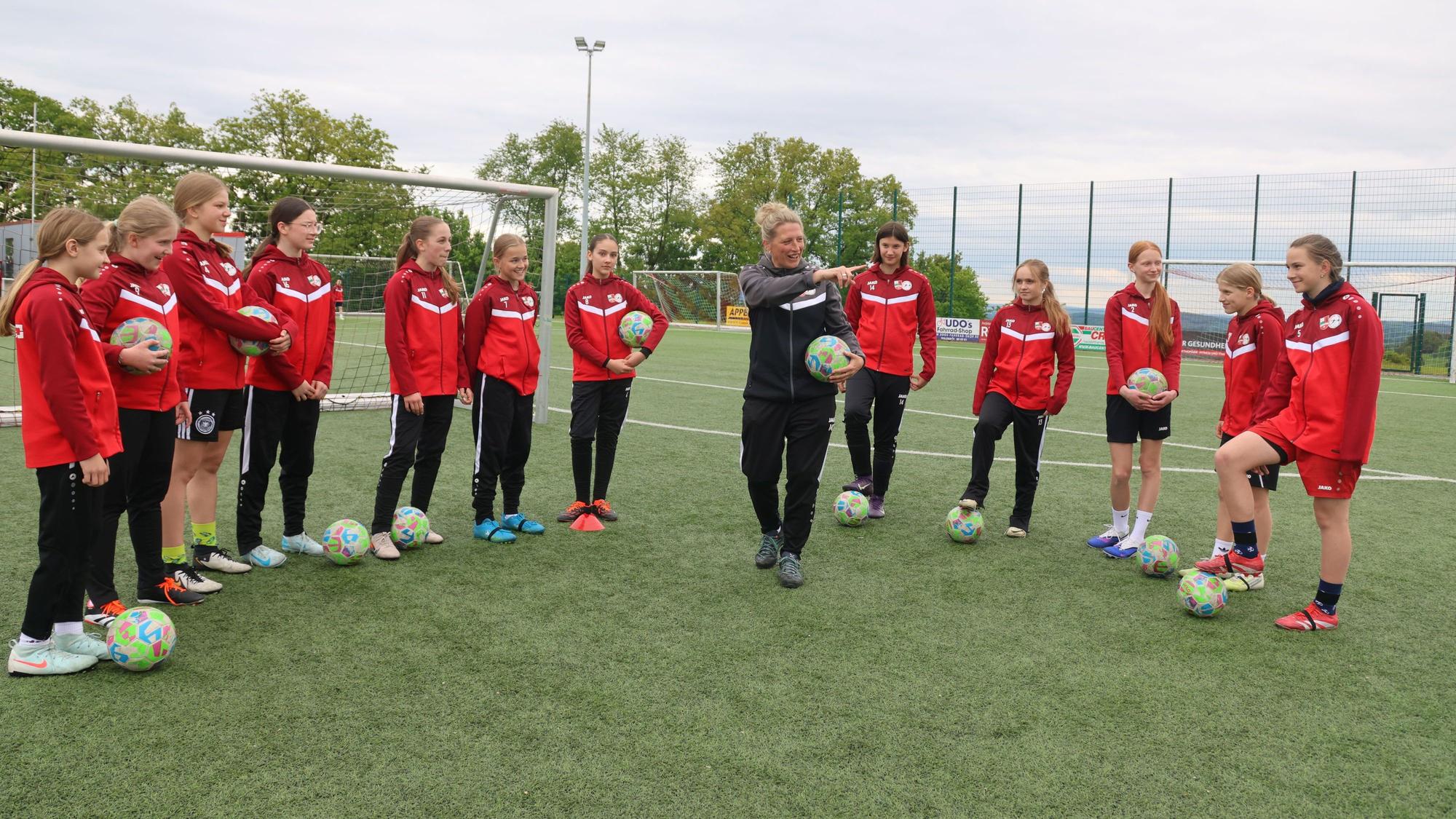 Michaela Schmallenbach mit den D-Juniorinnen bei einer der letzten Trainingseinheiten vor dem Kreispokalfinale.