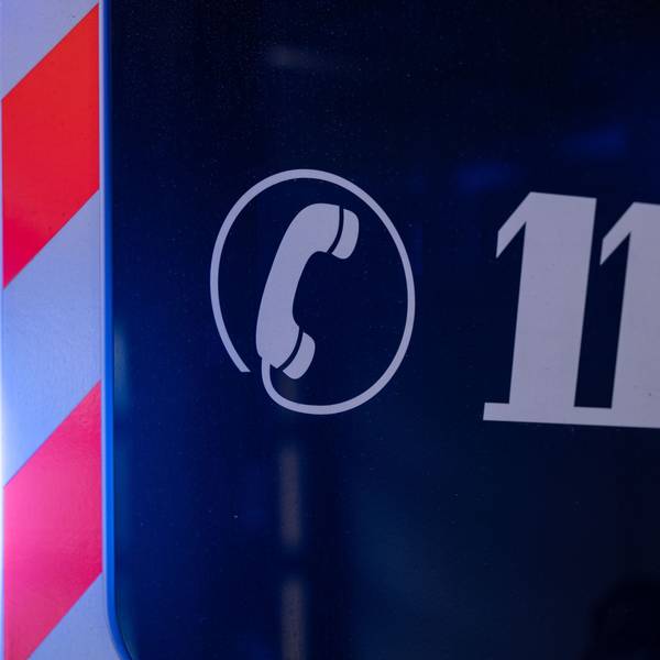 Die Notfallnummer 112 steht auf einem Rettungswagen.