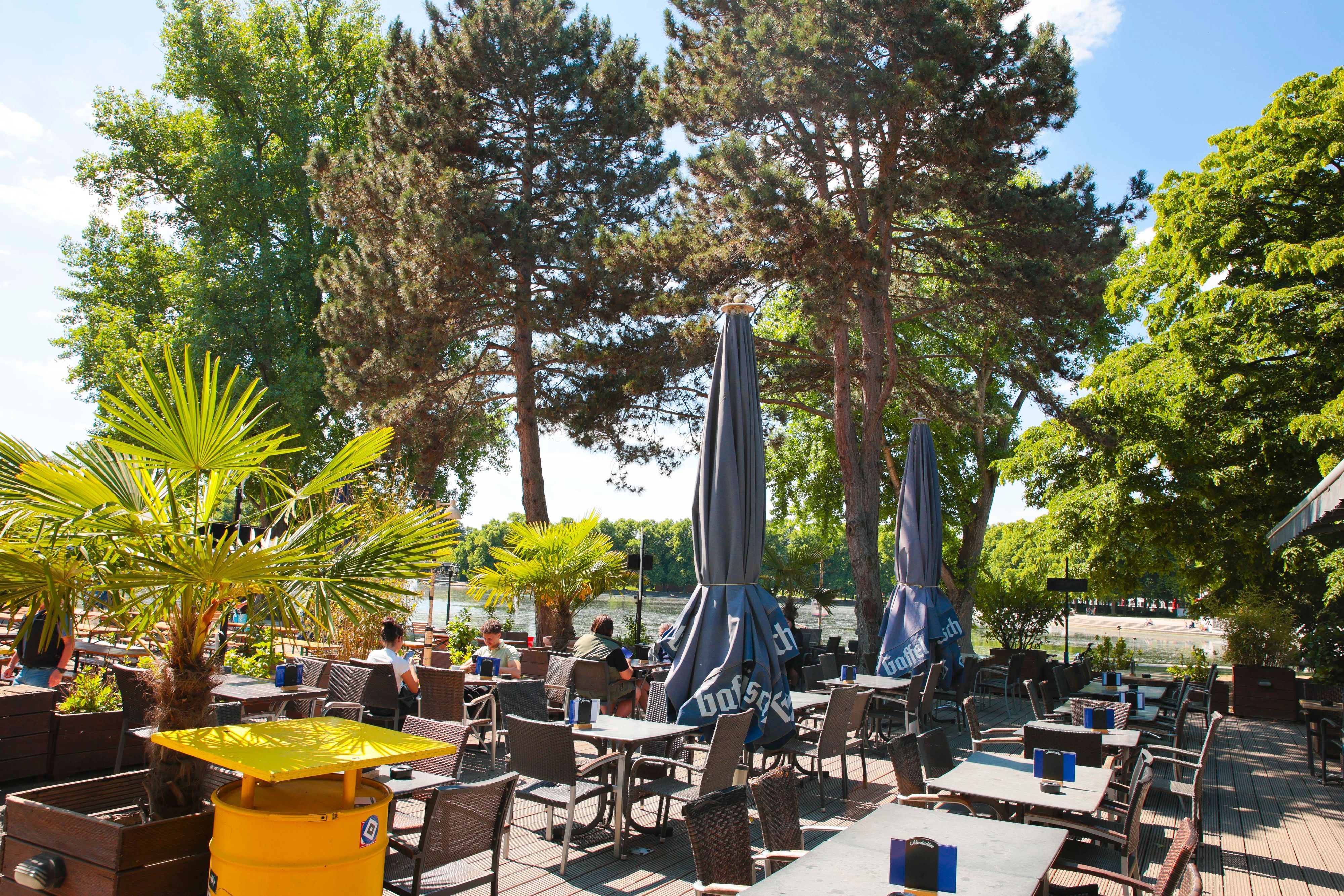 Der Biergarten am Aachener Weiher.