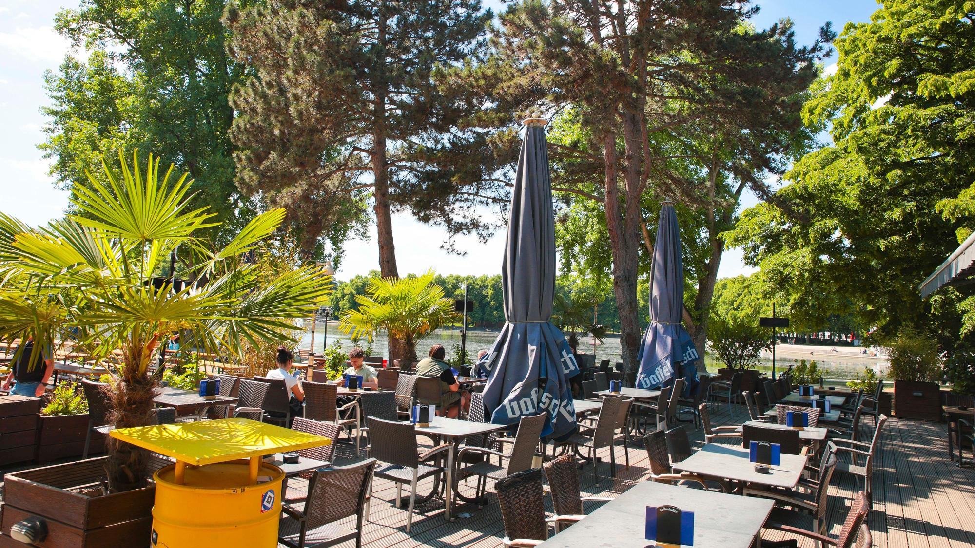 Der Biergarten am Aachener Weiher.