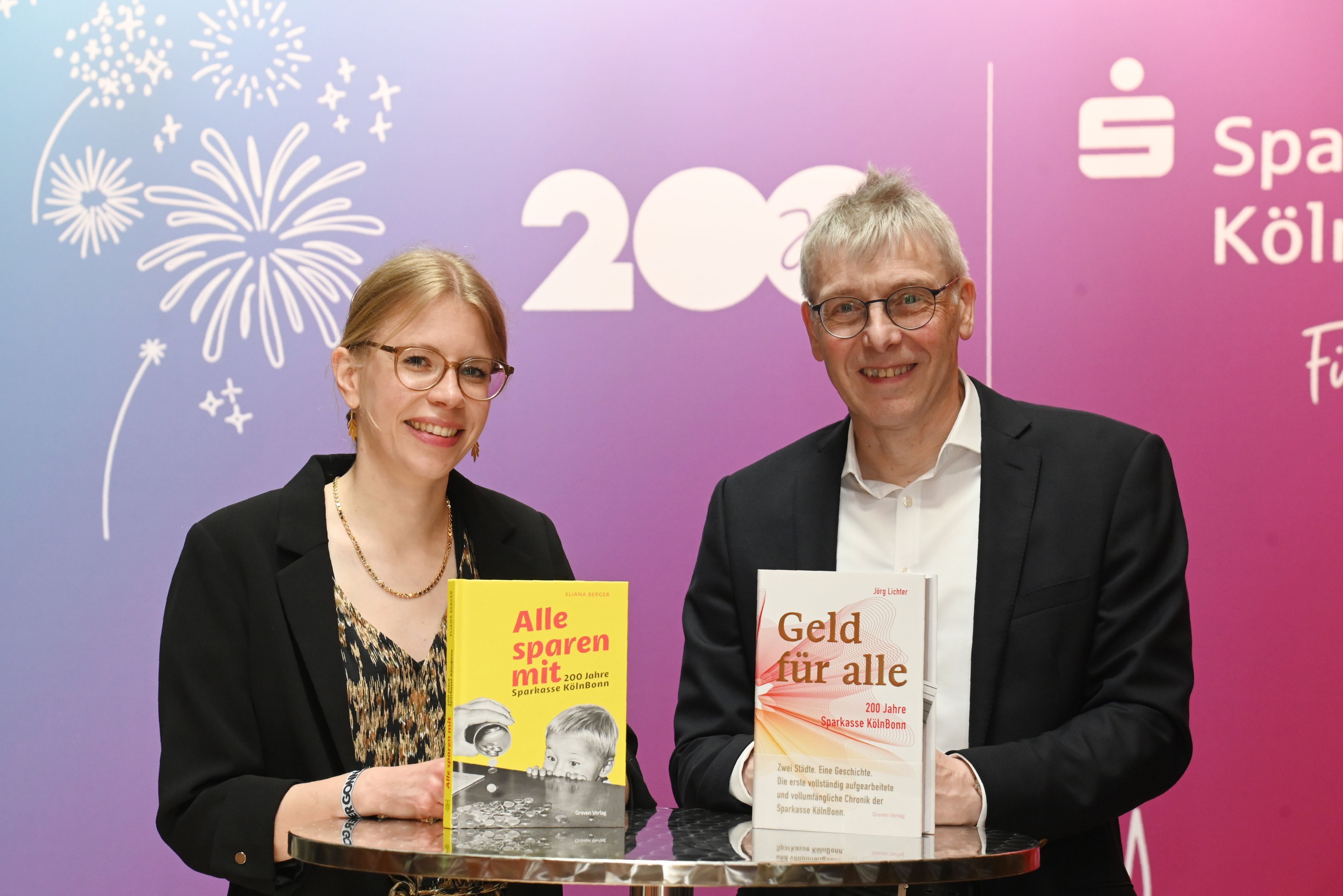 Der Greven Verlag stellt bei einer Buchvorstellung neue Werke zur Geschichte der Sparkasse Köln-Bonn. Hier die Autoren Eliana Berger und Jörg Lichter.