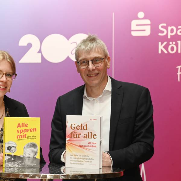 Der Greven Verlag stellt bei einer Buchvorstellung neue Werke zur Geschichte der Sparkasse Köln-Bonn. Hier die Autoren Eliana Berger und Jörg Lichter.