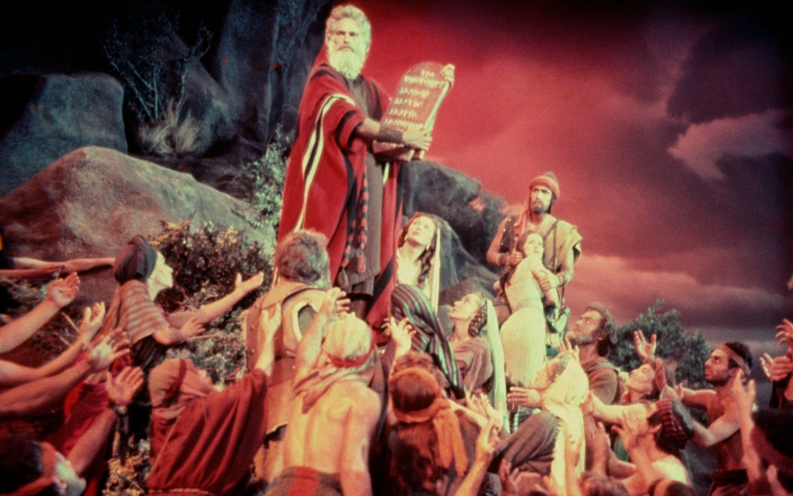 Charlton Heston als Moses in einer der Schlüsselszenen von „Die Zehn Gebote“: Auf dem Berg Sinai schließt er mit Gott den Bund durch den Empfang der Zehn Gebote. (Bild: ARD Degeto / Paramount Pictures)
