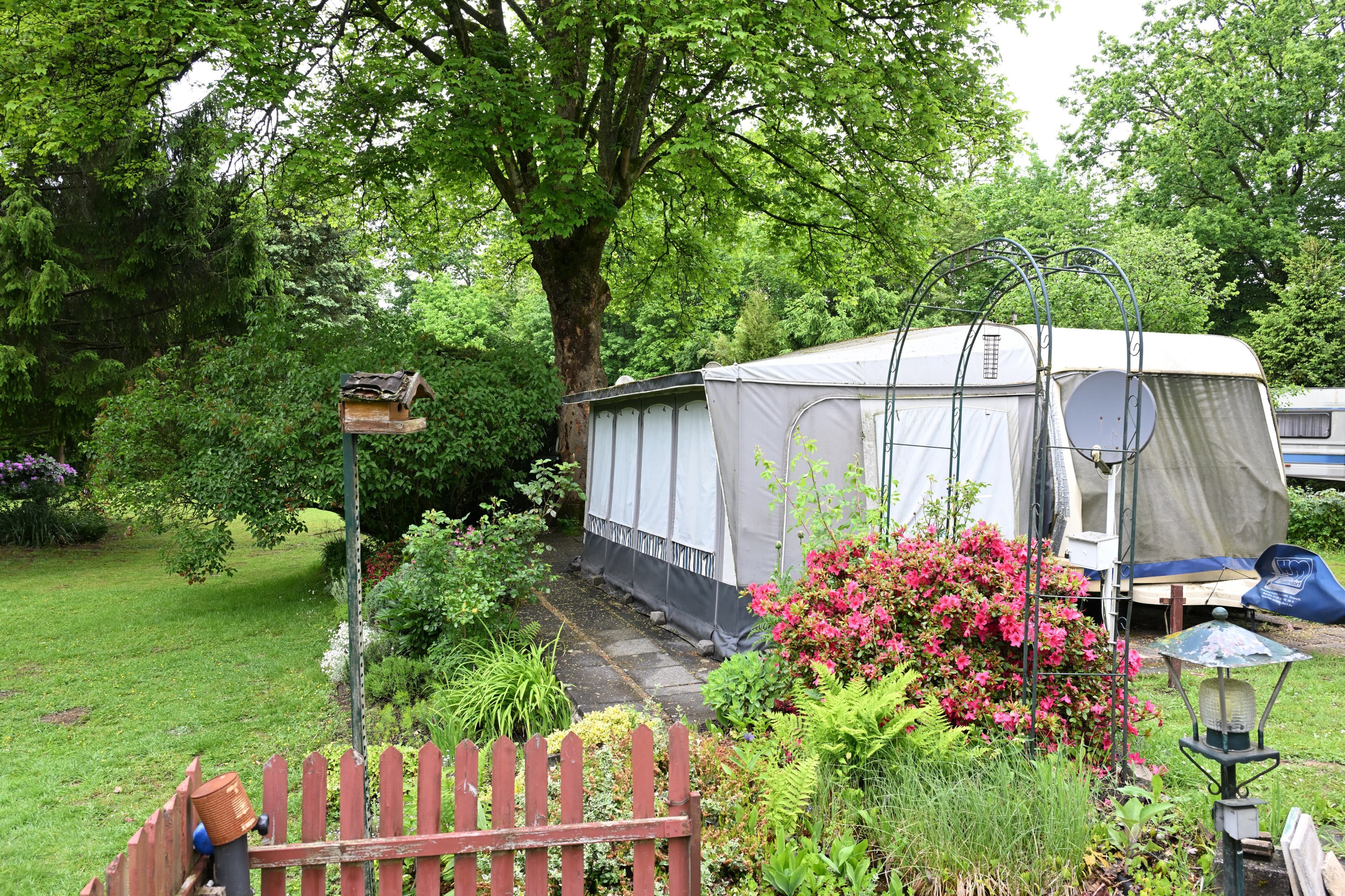 Zu sehen ist eine Parzelle auf einem Dauercampingplatz.