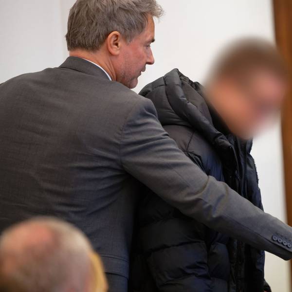 Das Bild zeigt den Angeklagten mit seinem Anwalt.