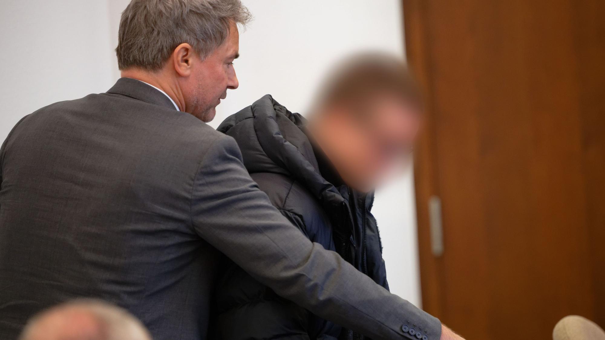 Das Bild zeigt den Angeklagten mit seinem Anwalt.