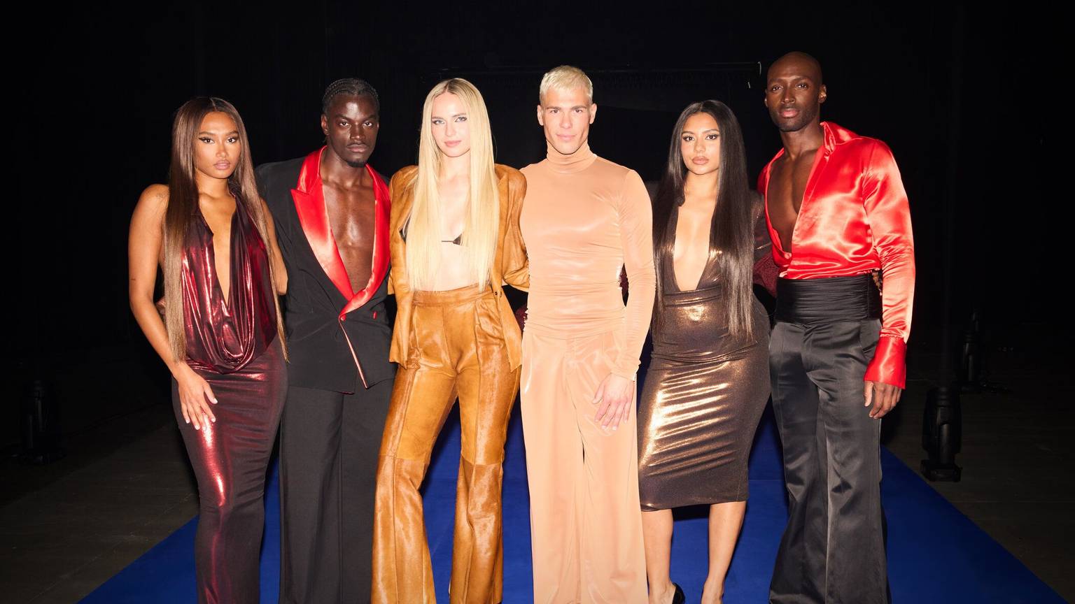 Aurélie (l.) und Daphne (2.v.r.) stehen im GNTM-Finale.