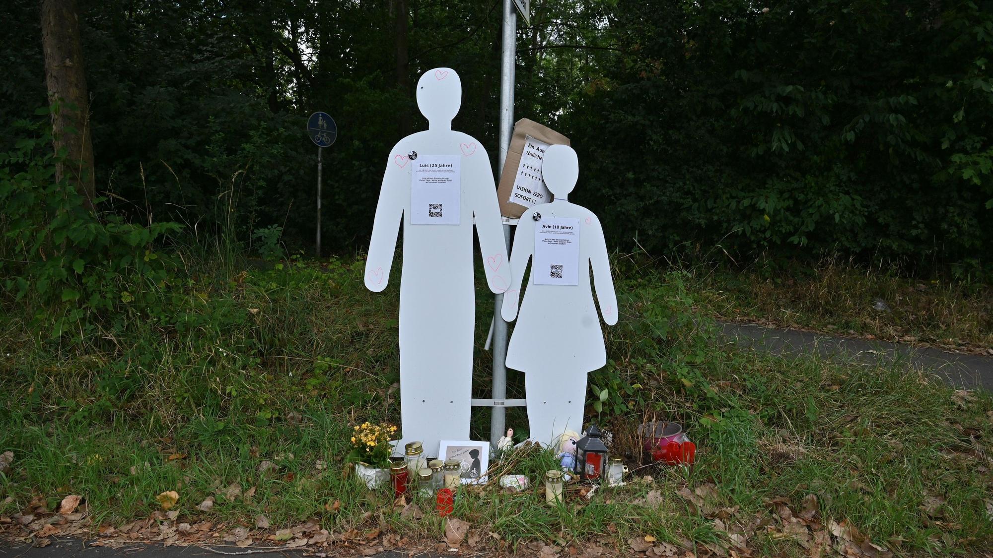 An der Unfallstelle erinnern zwei Figuren an Avin und Luis.