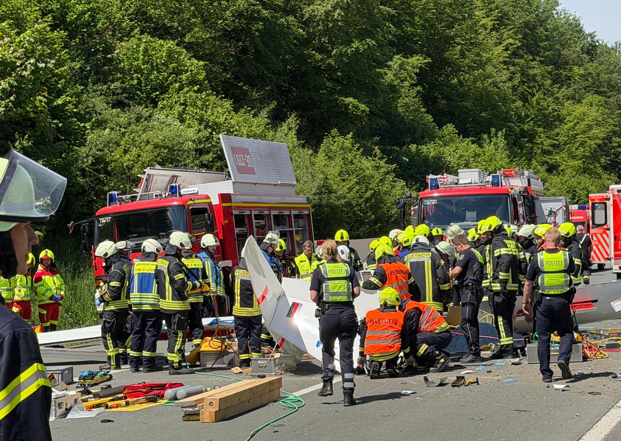 Rettungsdienste und Polizei arbeiten an der Unfallstelle, nachdem ein Segelflugzeug auf die A45 gestürzt ist. Dabei ist nach Auskunft der Polizei ein Mensch ums Leben gekommen. In dem Flieger saßen laut den ersten Ermittlungen zwei Menschen.